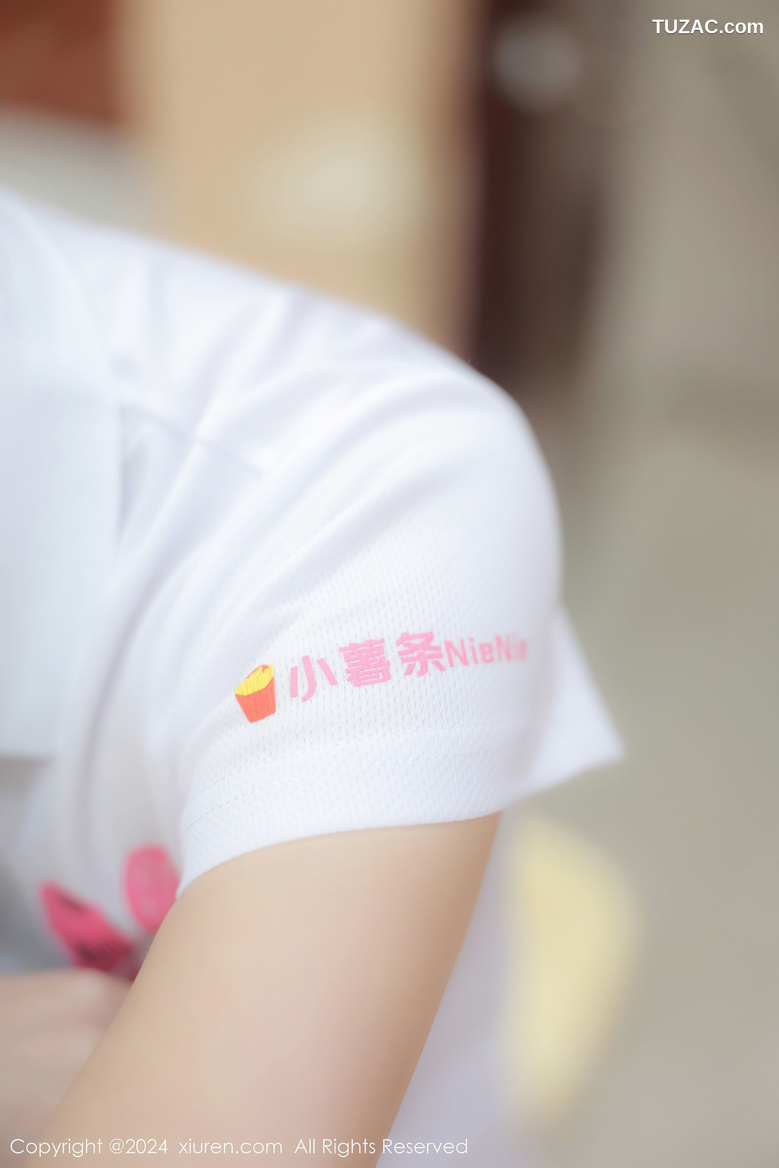 XiuRen秀人网-8118-小薯条nienie-保龄球馆白T短裙露出-2024.02.20