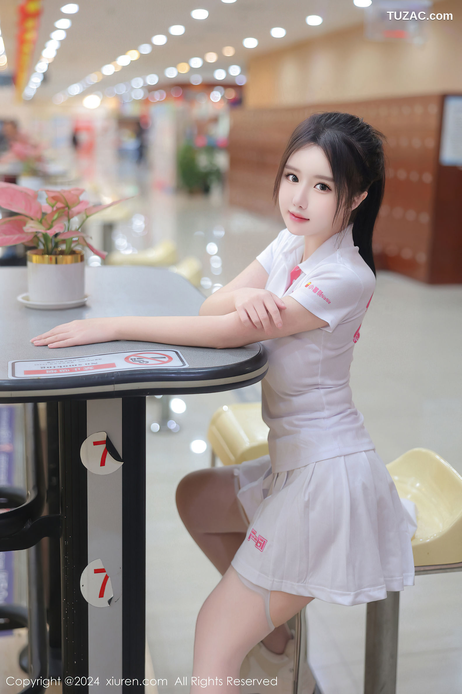 XiuRen秀人网-8118-小薯条nienie-保龄球馆白T短裙露出-2024.02.20