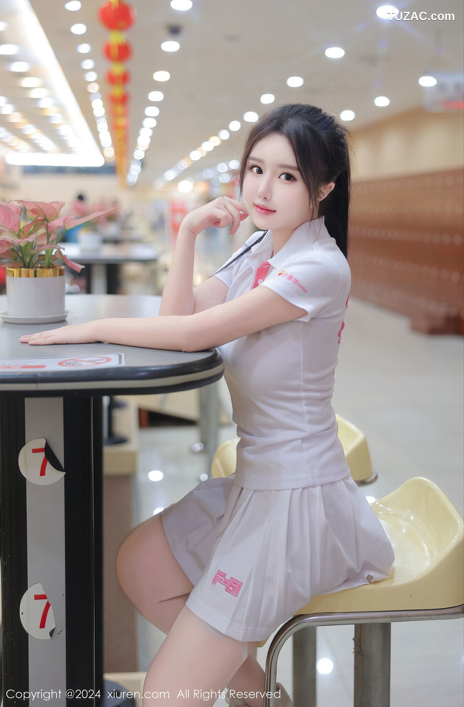 XiuRen秀人网-8118-小薯条nienie-保龄球馆白T短裙露出-2024.02.20