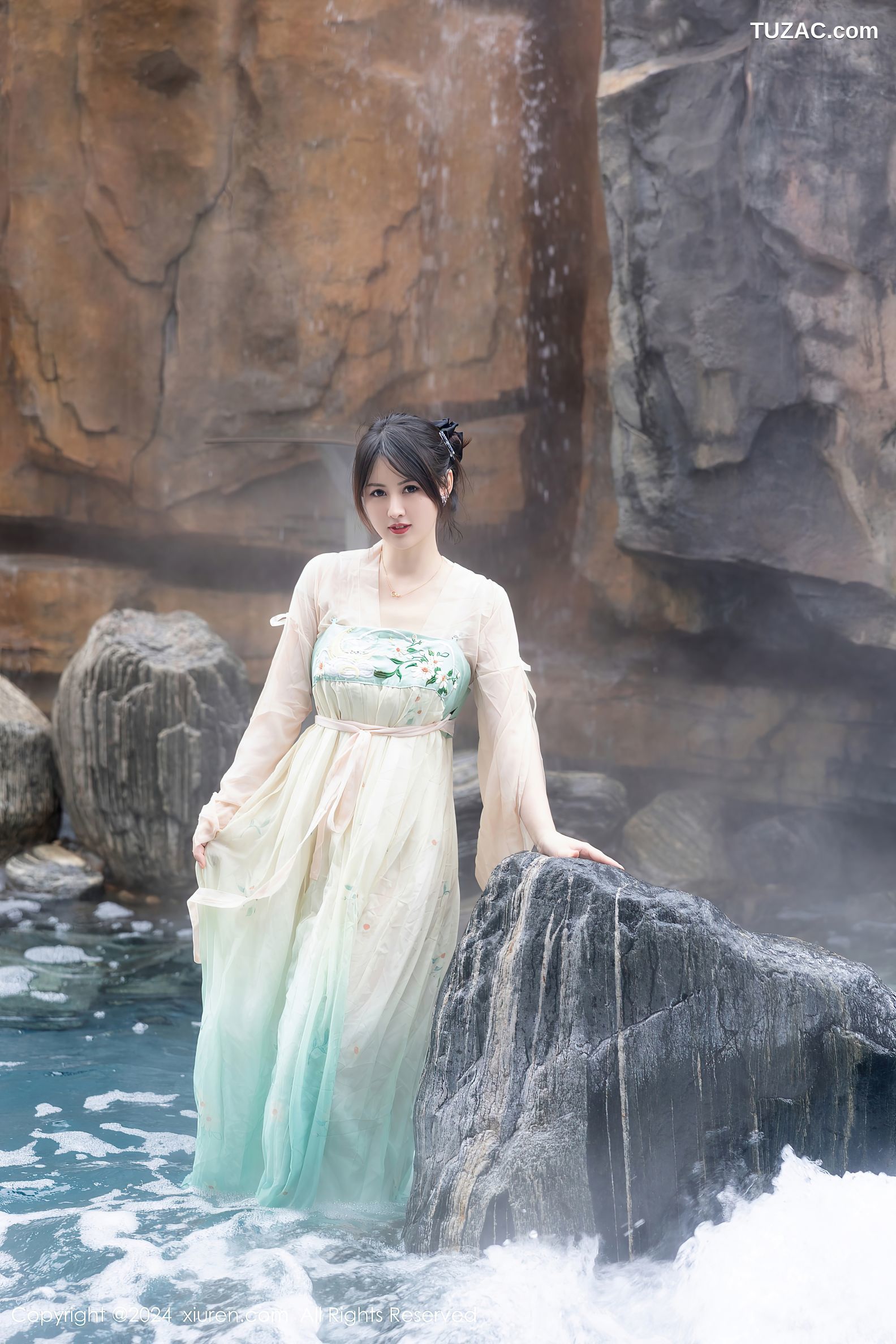 XiuRen秀人网-8128-诗诗kiki-淡绿古风裙装戏水滴蜡-2024.02.22