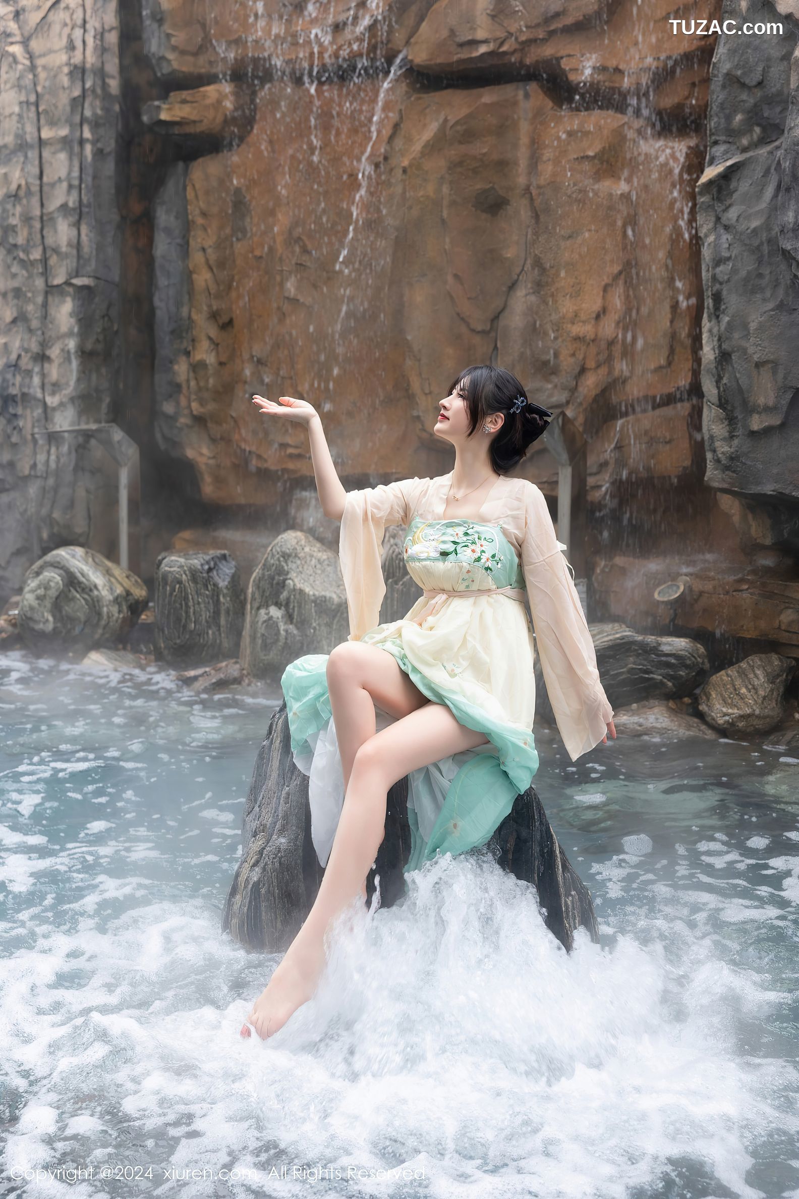 XiuRen秀人网-8128-诗诗kiki-淡绿古风裙装戏水滴蜡-2024.02.22