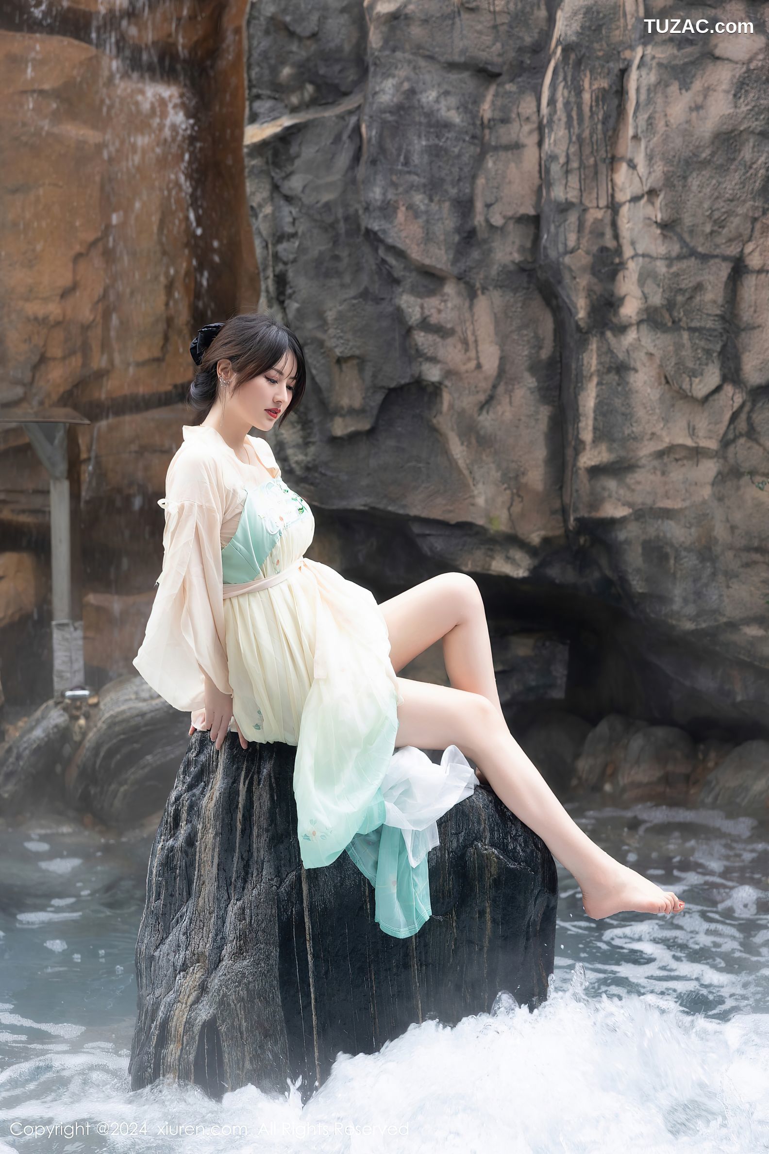 XiuRen秀人网-8128-诗诗kiki-淡绿古风裙装戏水滴蜡-2024.02.22