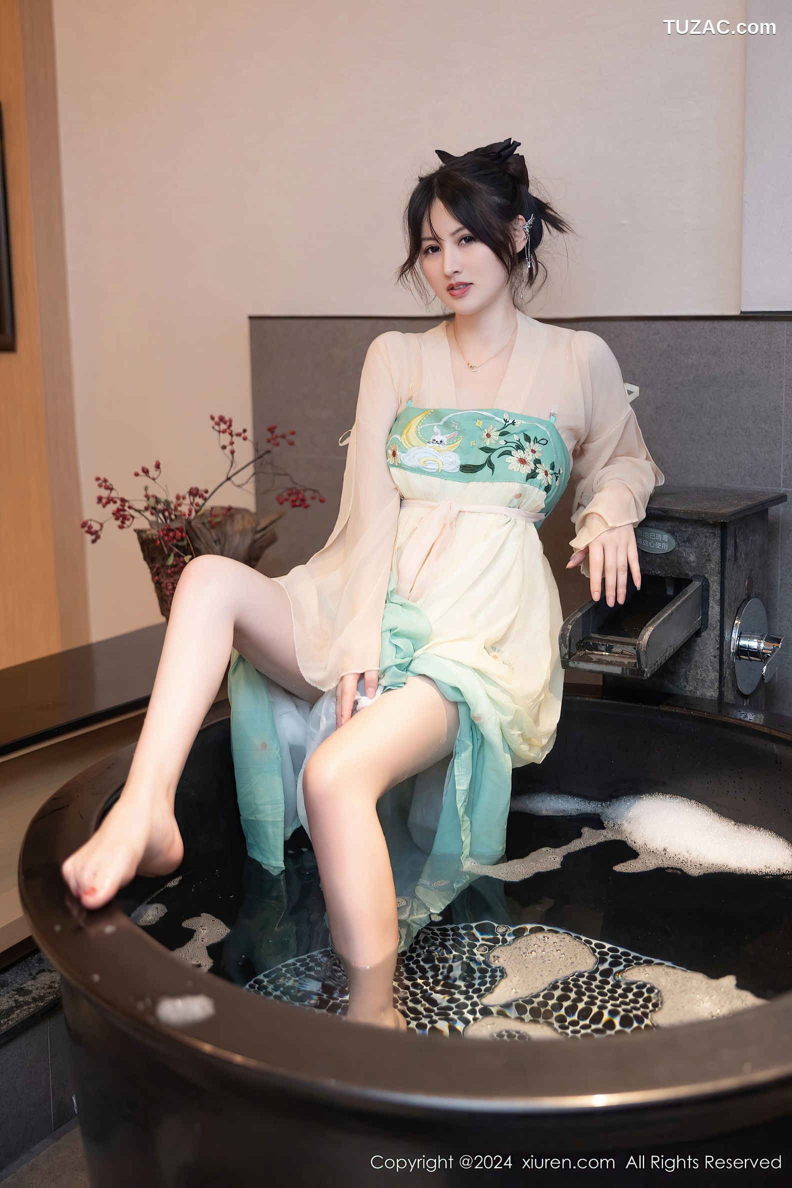 XiuRen秀人网-8128-诗诗kiki-淡绿古风裙装戏水滴蜡-2024.02.22