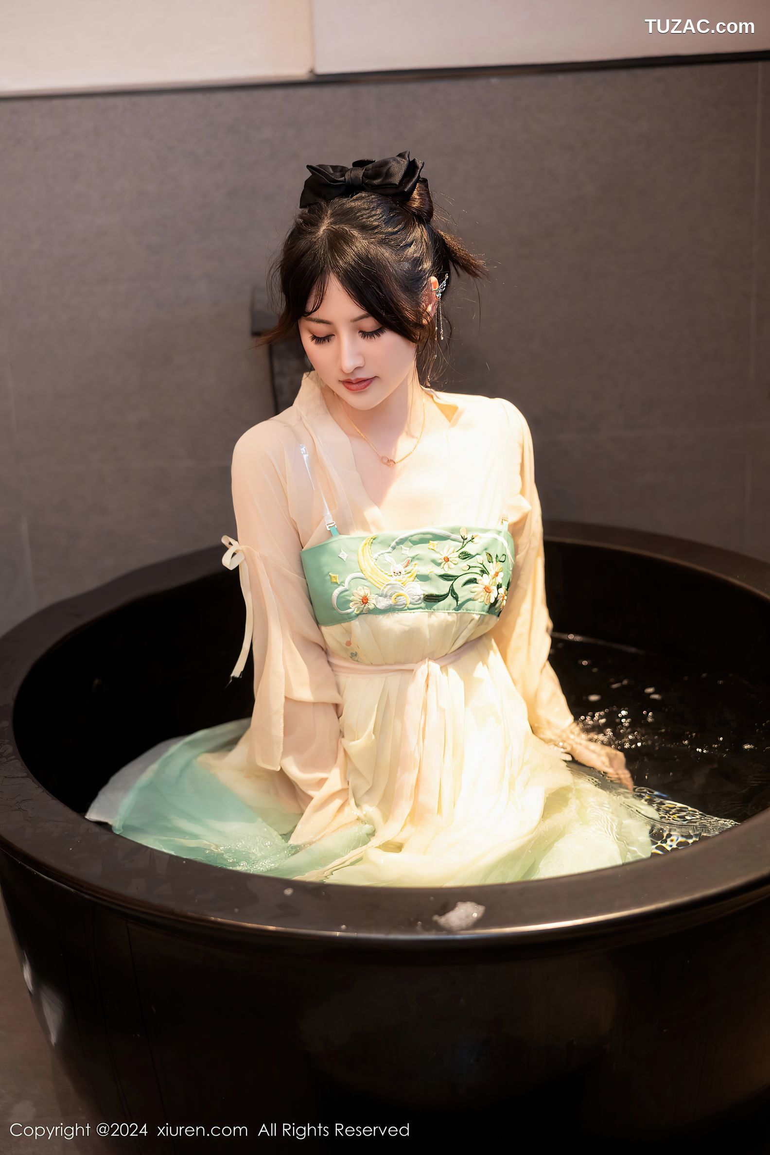 XiuRen秀人网-8128-诗诗kiki-淡绿古风裙装戏水滴蜡-2024.02.22