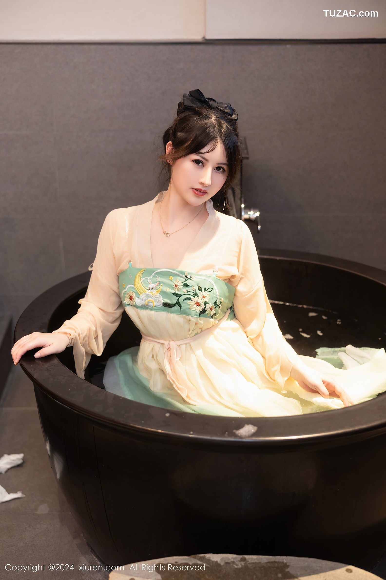 XiuRen秀人网-8128-诗诗kiki-淡绿古风裙装戏水滴蜡-2024.02.22