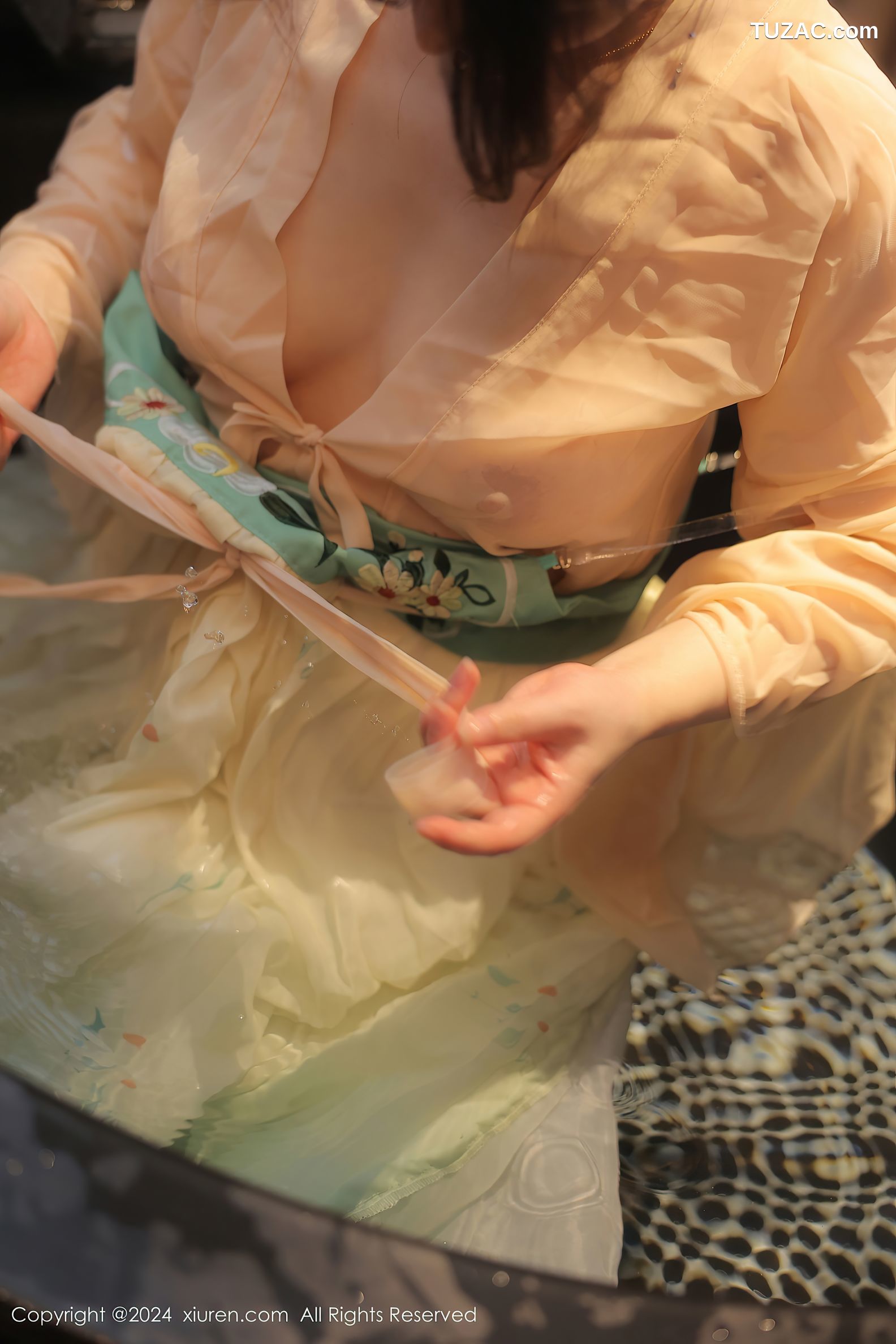 XiuRen秀人网-8128-诗诗kiki-淡绿古风裙装戏水滴蜡-2024.02.22