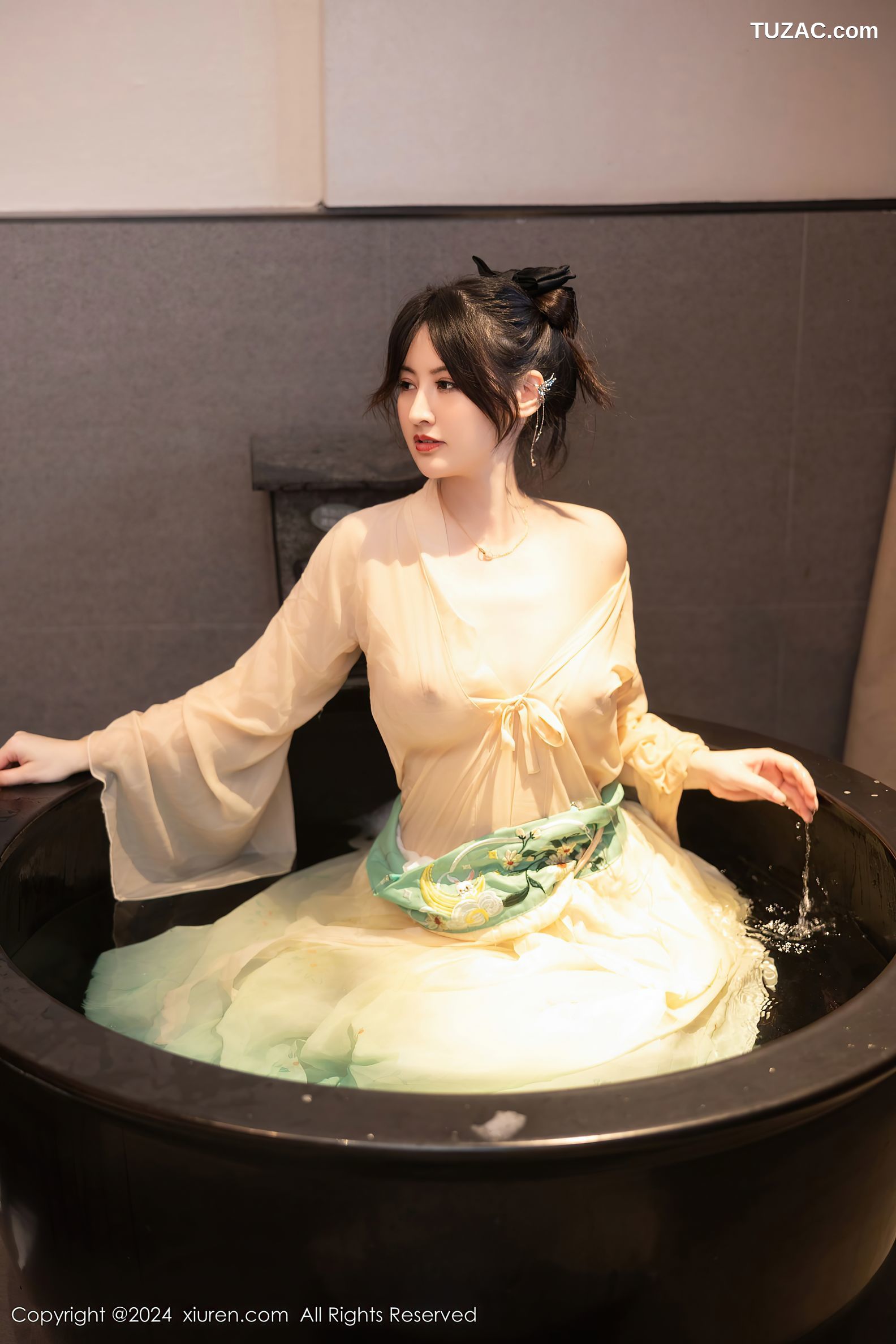 XiuRen秀人网-8128-诗诗kiki-淡绿古风裙装戏水滴蜡-2024.02.22