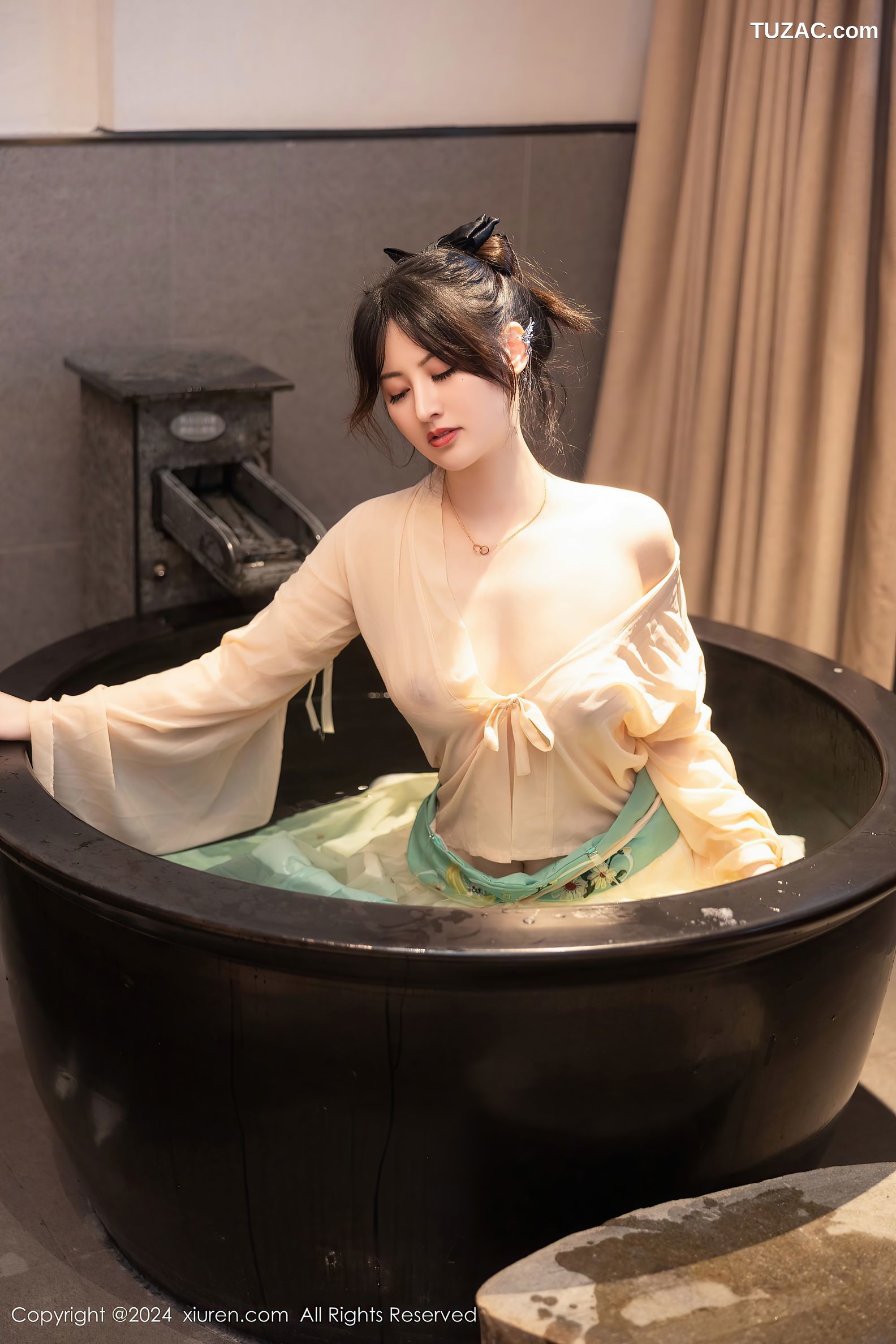 XiuRen秀人网-8128-诗诗kiki-淡绿古风裙装戏水滴蜡-2024.02.22