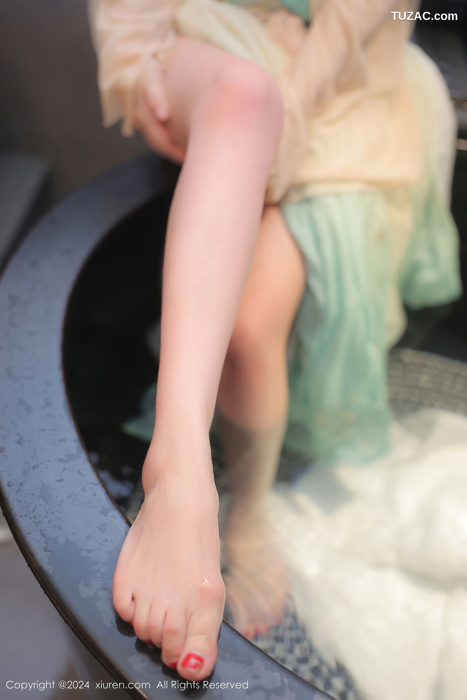 XiuRen秀人网-8128-诗诗kiki-淡绿古风裙装戏水滴蜡-2024.02.22