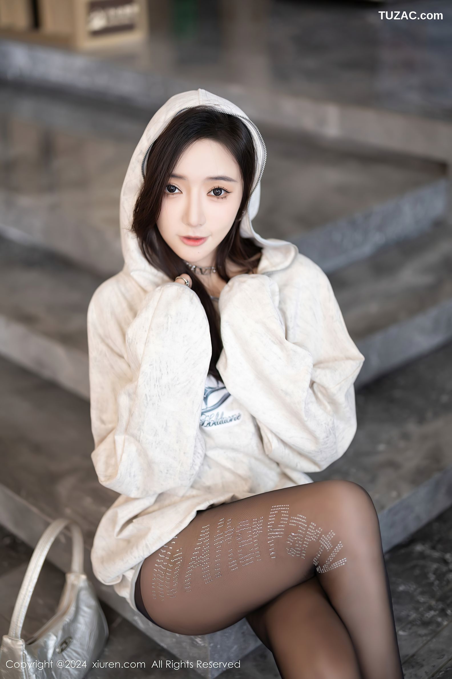 XiuRen秀人网-8135-王馨瑶yanni-白色卫衣黑丝蓝绿内衣-2024.02.23