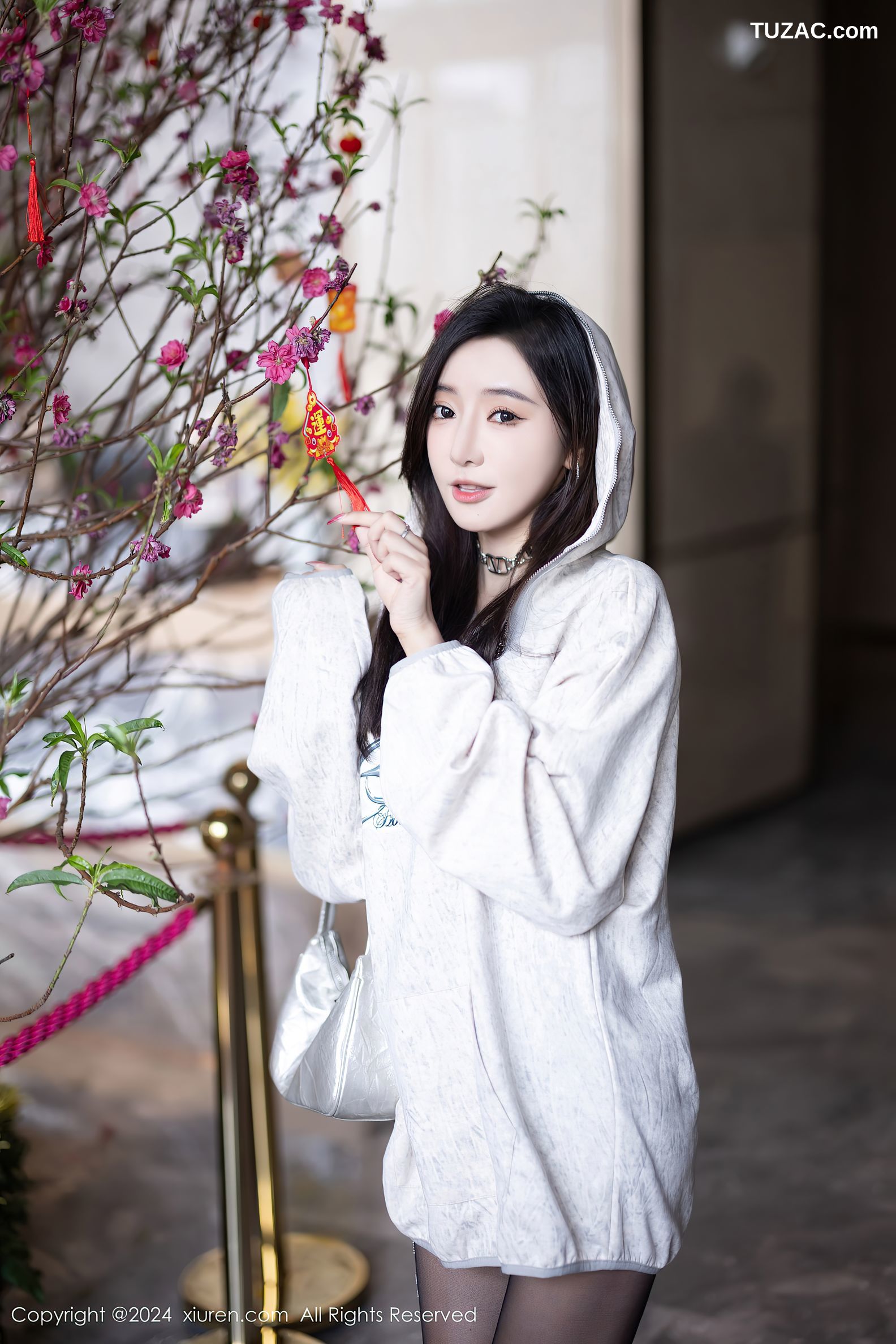 XiuRen秀人网-8135-王馨瑶yanni-白色卫衣黑丝蓝绿内衣-2024.02.23