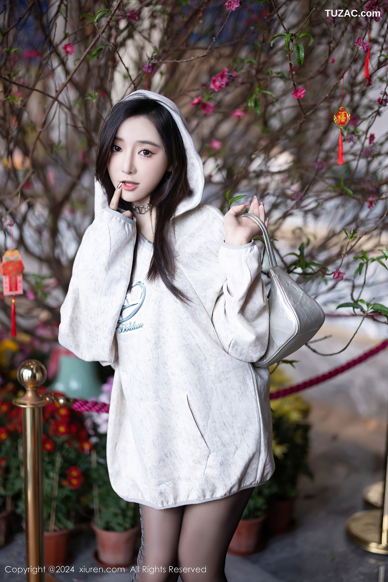 XiuRen秀人网-8135-王馨瑶yanni-白色卫衣黑丝蓝绿内衣-2024.02.23