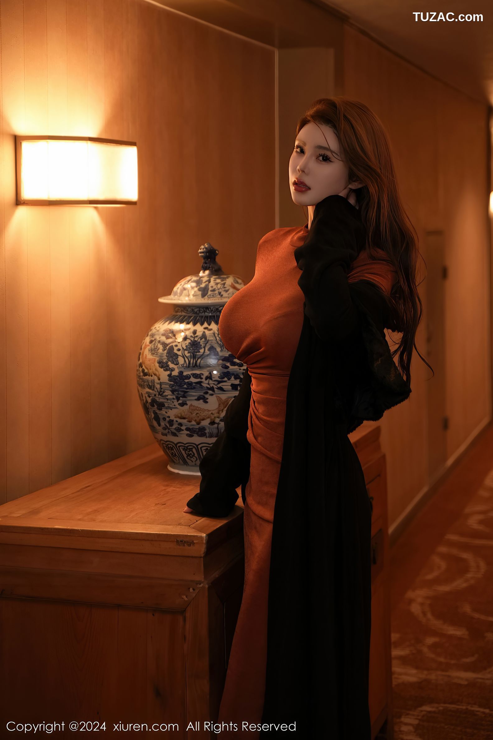 XiuRen秀人网-8148-Yuki鱼儿-酒红连衣长裙-黑色条纹西服黑丝-2024.02.28
