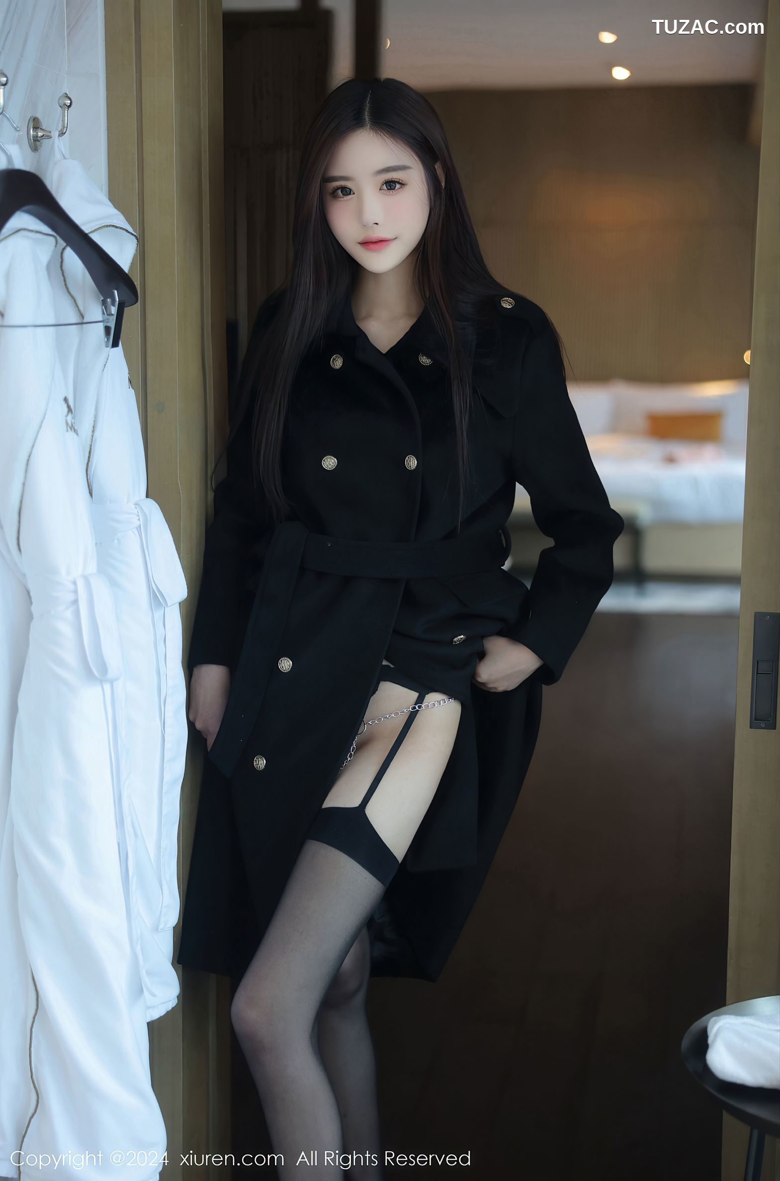 XiuRen秀人网-8152-晚苏susu-黑色长大衣真空爆乳情趣黑丝-2024.02.29