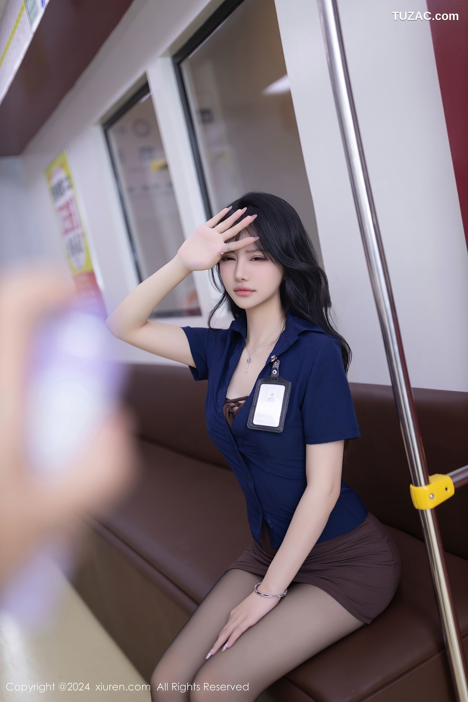 XiuRen秀人网-8167-幼幼-制服蓝衬衫褐色短裙黑丝地铁露出爆乳-2024.03.01
