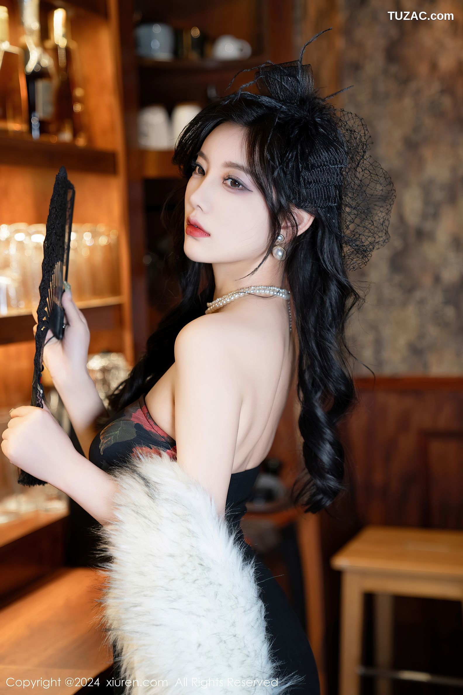 XiuRen秀人网-8169-杨晨晨Yome-深色露肩连衣短裙黑蕾丝情趣内衣黑丝-2024.03.01