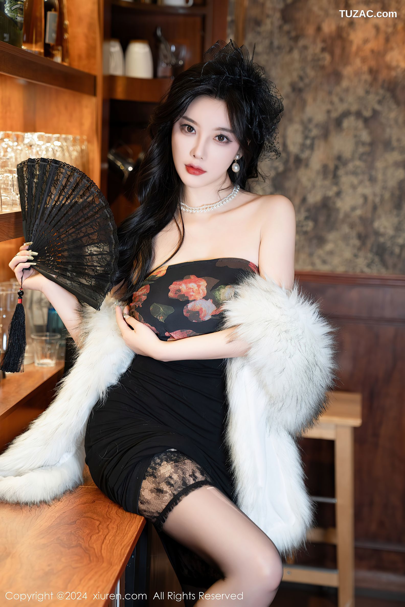 XiuRen秀人网-8169-杨晨晨Yome-深色露肩连衣短裙黑蕾丝情趣内衣黑丝-2024.03.01