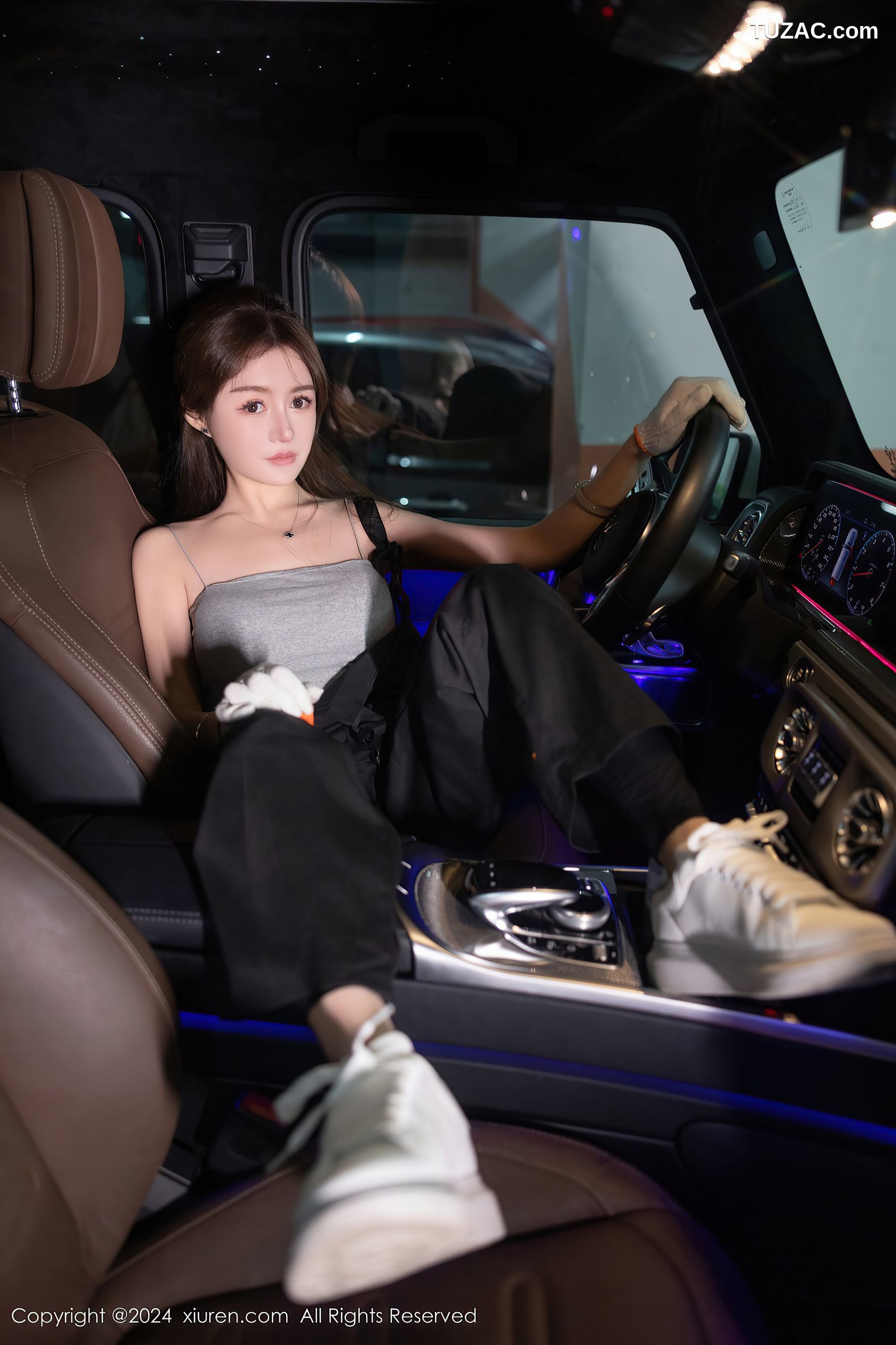 XiuRen秀人网-8171-林幼一-灰吊带黑色工装裤女修理工SUV场景黑色情趣内衣-2024.03.04