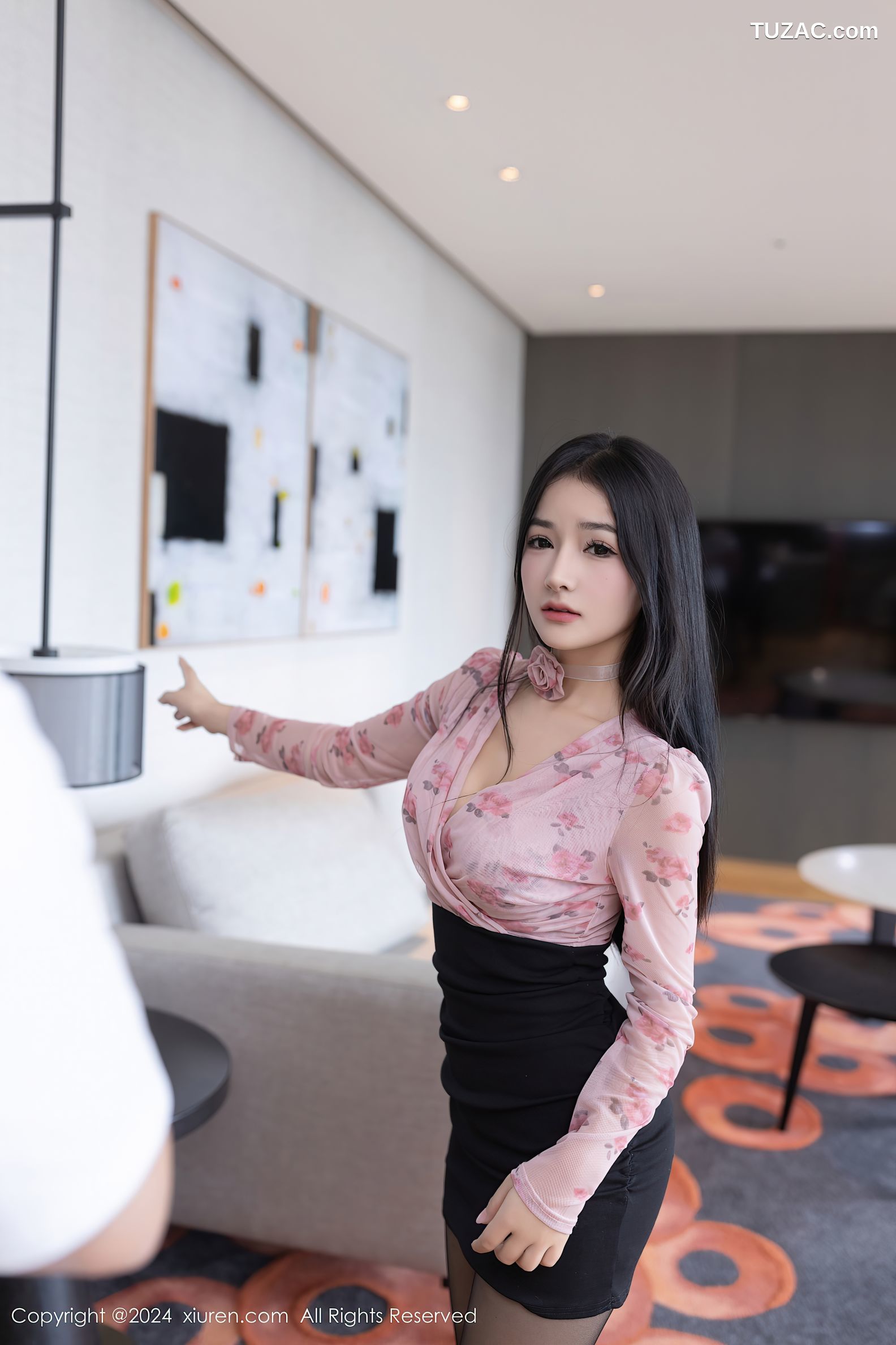 XiuRen秀人网-8187-小茶茶tea-粉花上衣黑色短裙黑丝-2024.03.06