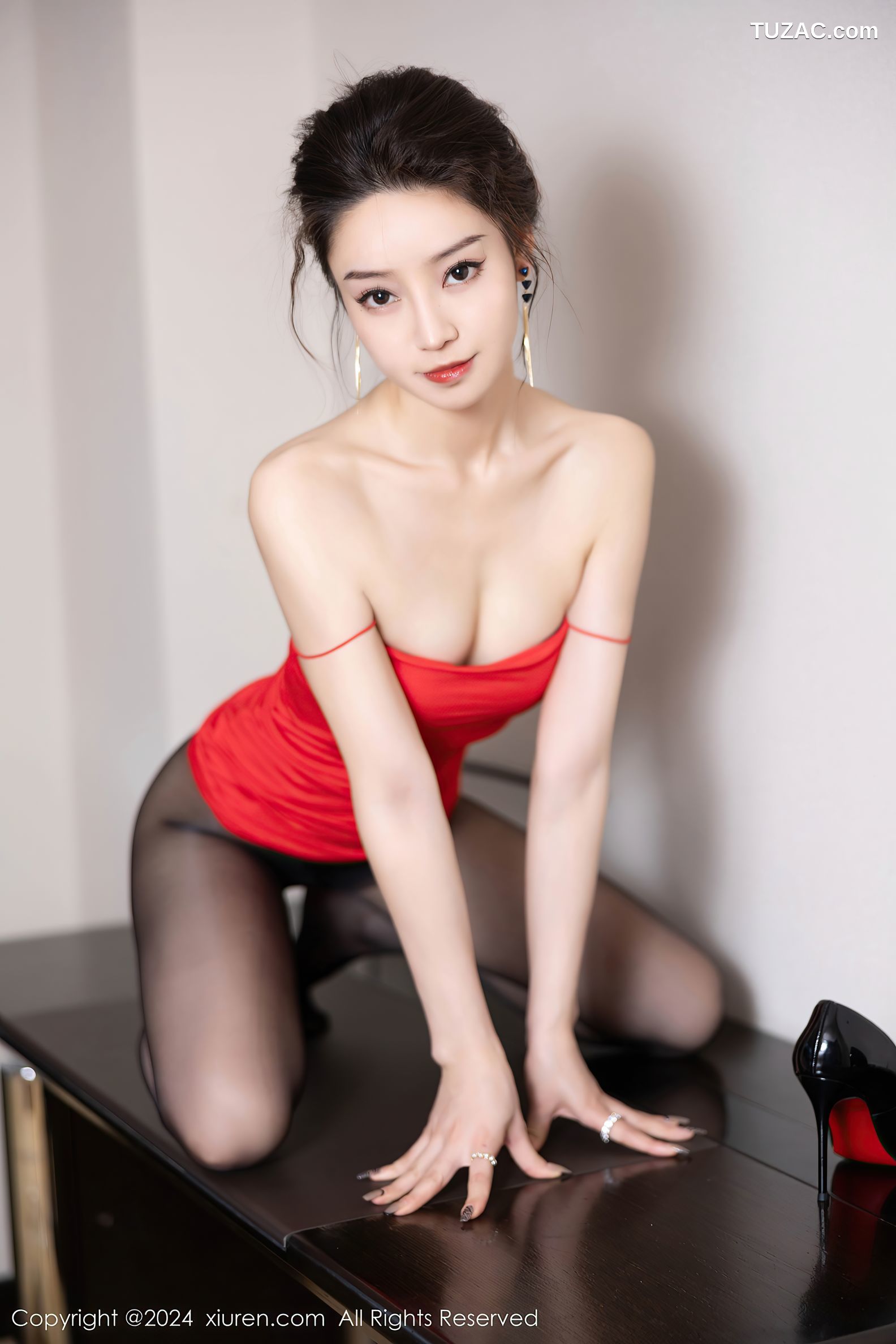 XiuRen秀人网-8234-苏曼兮-黑色抹胸黑皮短裙-红色吊带短裙黑丝-2024.03.15