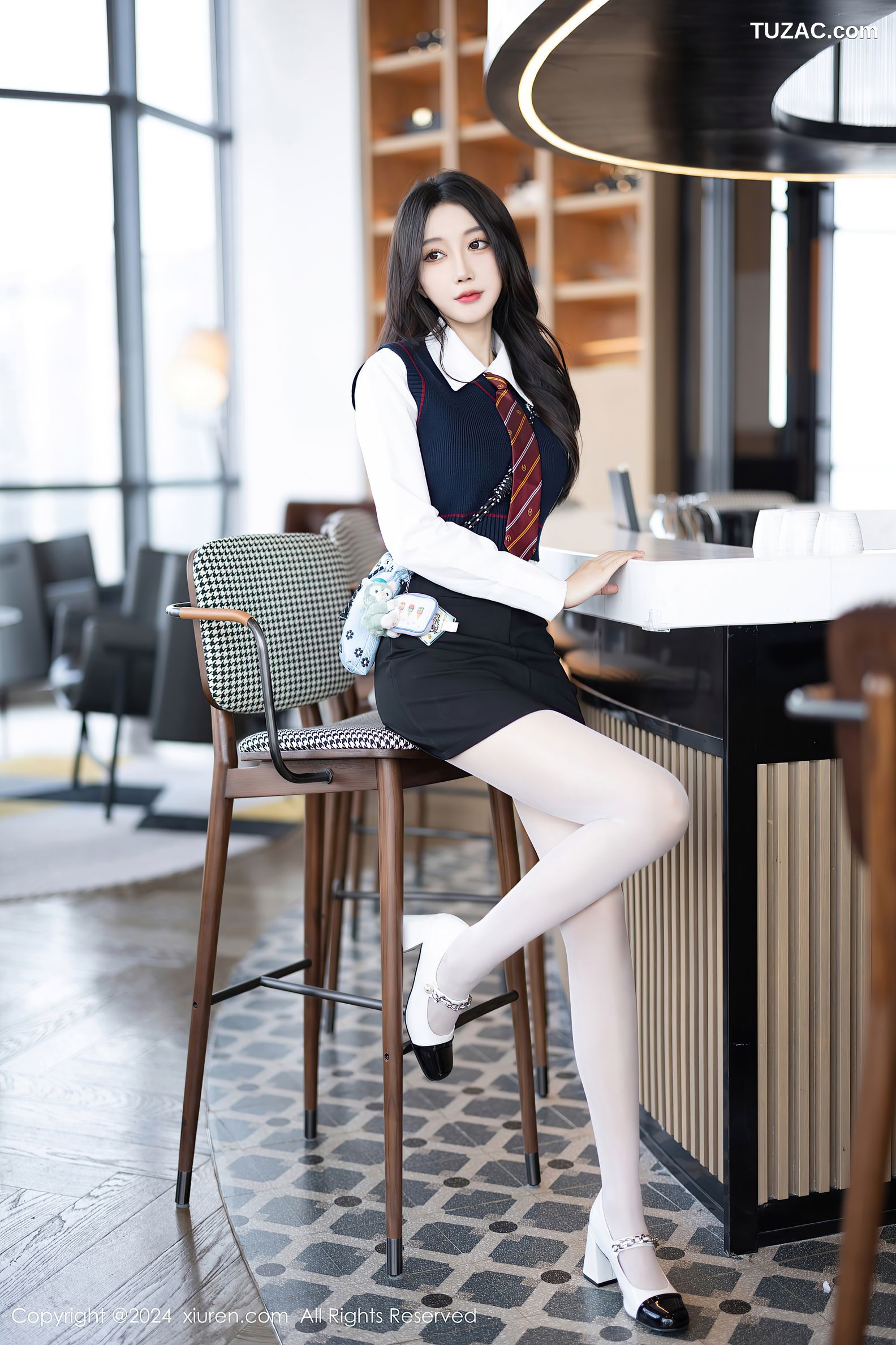 XiuRen秀人网-8247-玥儿玥-哈尔滨旅拍-学生装白衬衫黑马甲短裙领带淡紫内衣-2024.03.18