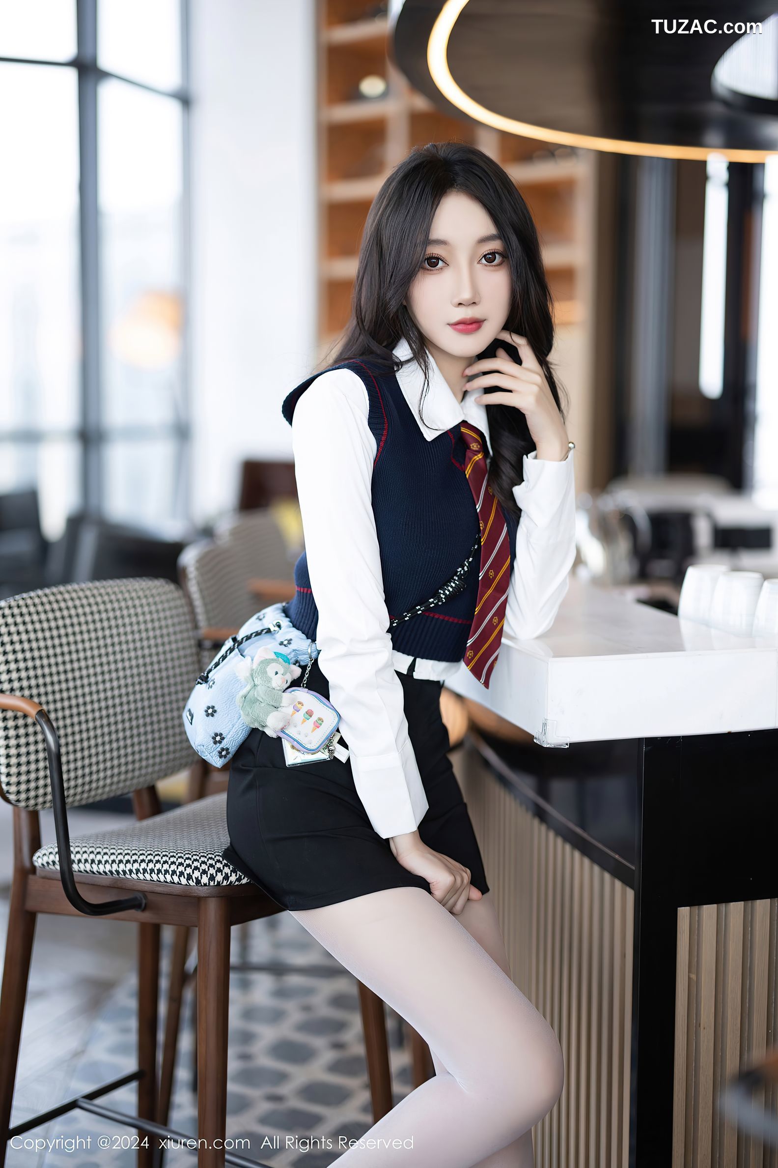 XiuRen秀人网-8247-玥儿玥-哈尔滨旅拍-学生装白衬衫黑马甲短裙领带淡紫内衣-2024.03.18