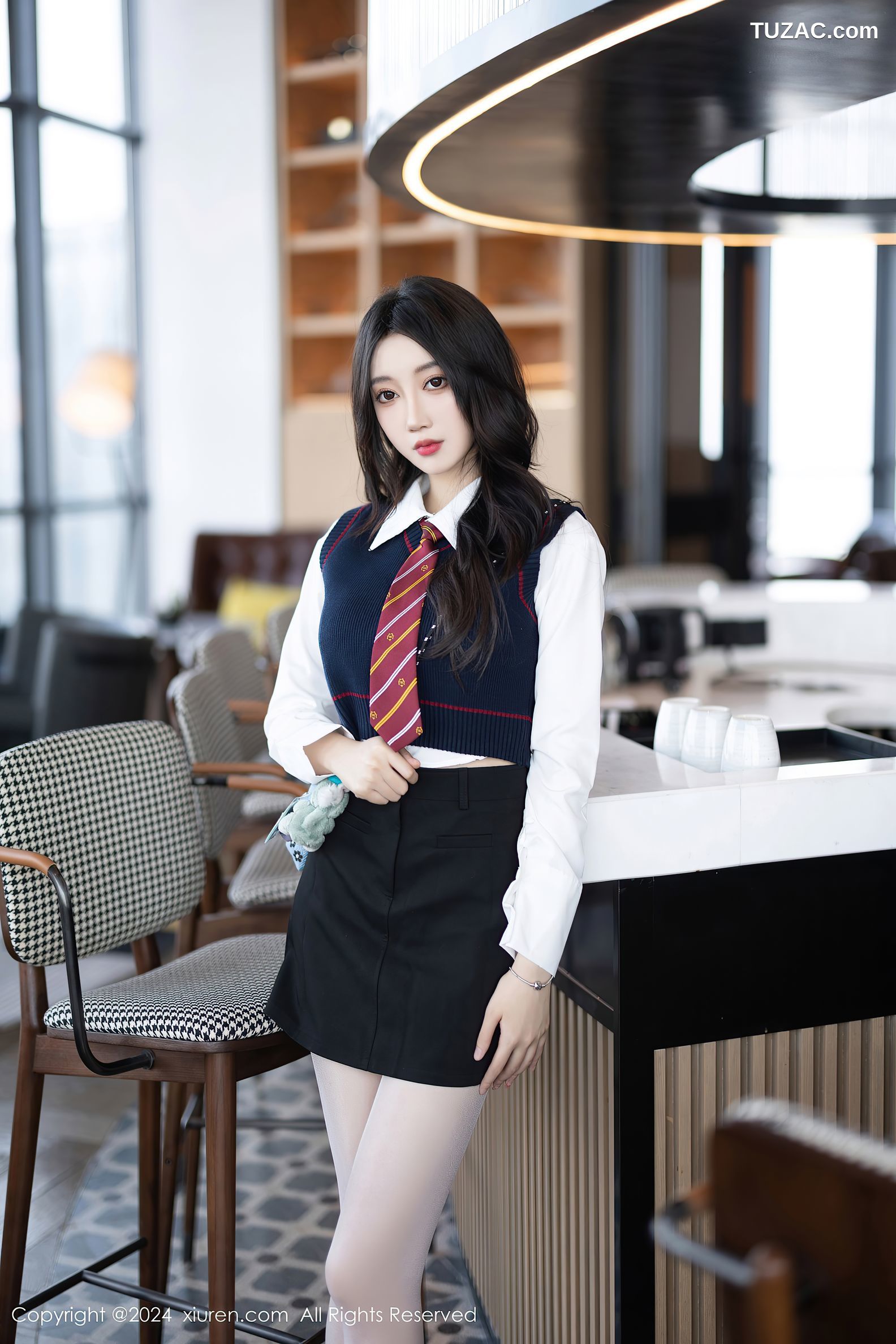 XiuRen秀人网-8247-玥儿玥-哈尔滨旅拍-学生装白衬衫黑马甲短裙领带淡紫内衣-2024.03.18