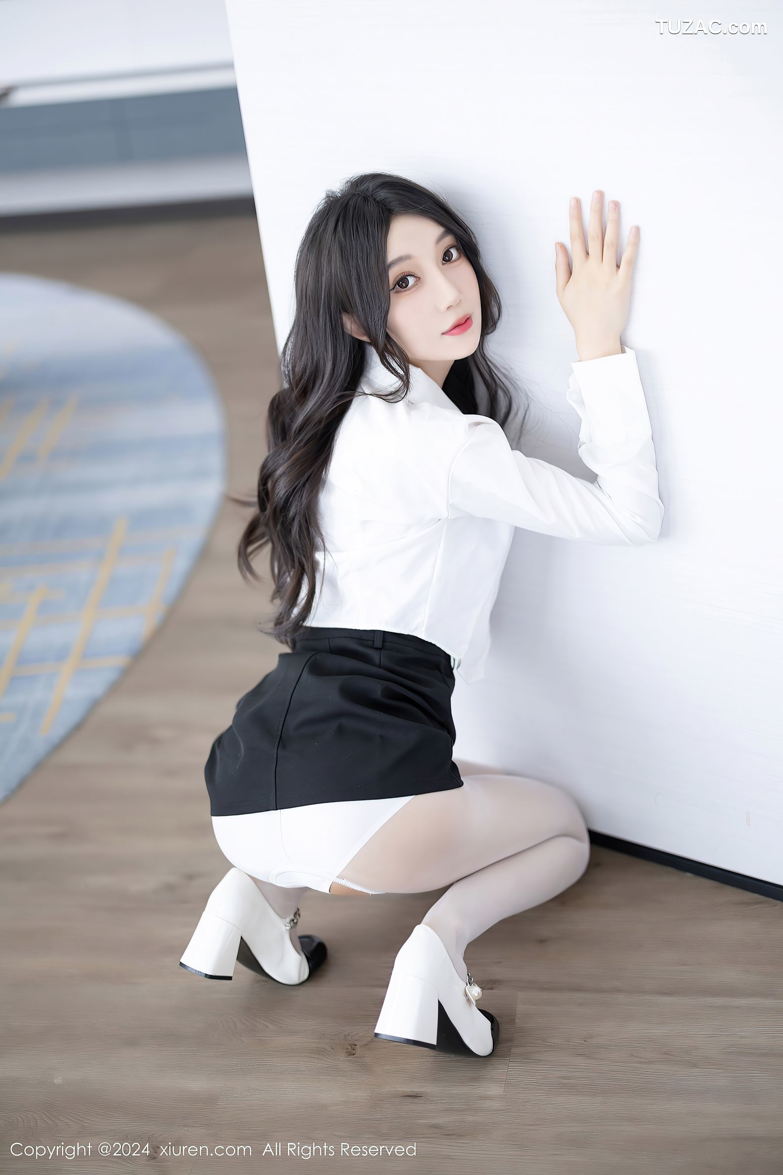XiuRen秀人网-8247-玥儿玥-哈尔滨旅拍-学生装白衬衫黑马甲短裙领带淡紫内衣-2024.03.18