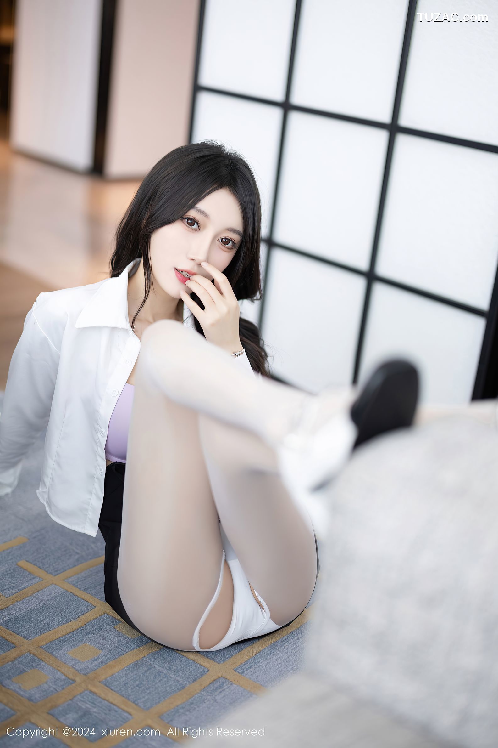 XiuRen秀人网-8247-玥儿玥-哈尔滨旅拍-学生装白衬衫黑马甲短裙领带淡紫内衣-2024.03.18