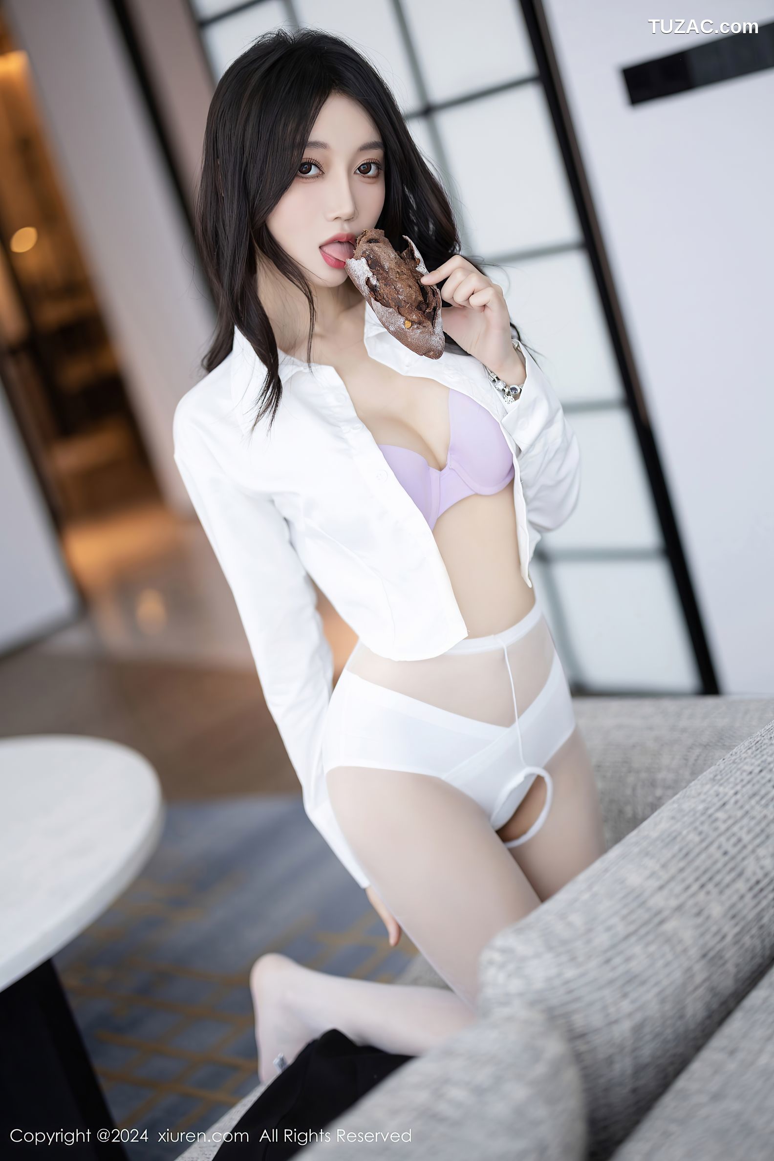 XiuRen秀人网-8247-玥儿玥-哈尔滨旅拍-学生装白衬衫黑马甲短裙领带淡紫内衣-2024.03.18