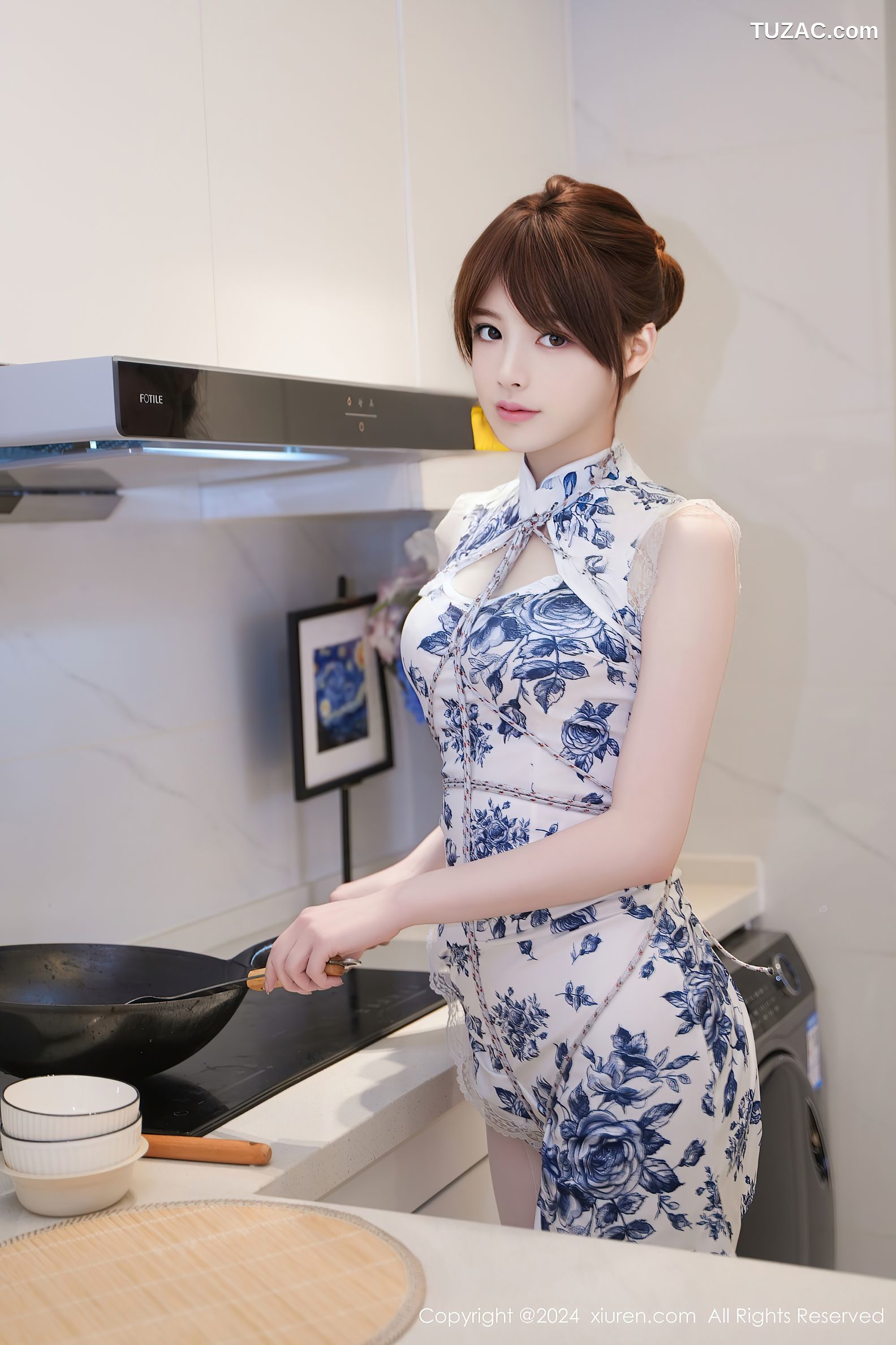 XiuRen秀人网-8255-梦灵儿Mini-白色蓝印花短旗袍肉丝人妻厨房-2024.03.19