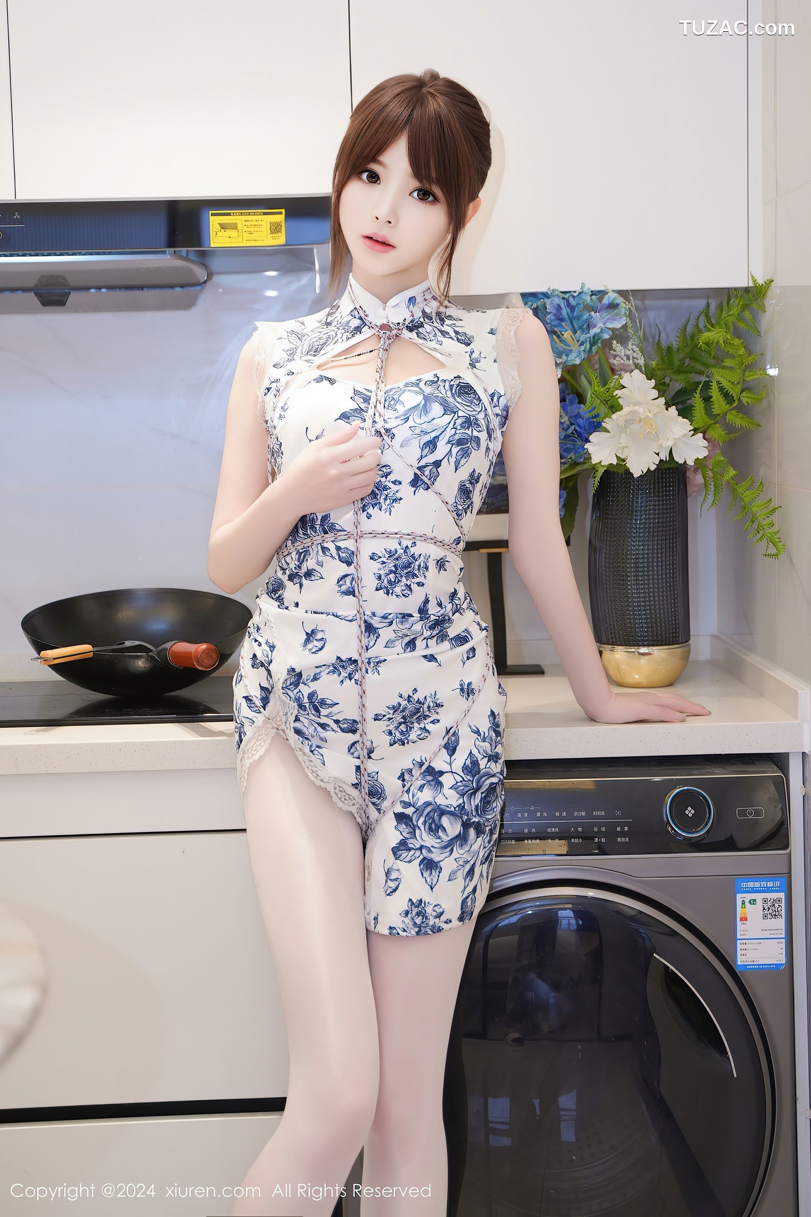 XiuRen秀人网-8255-梦灵儿Mini-白色蓝印花短旗袍肉丝人妻厨房-2024.03.19