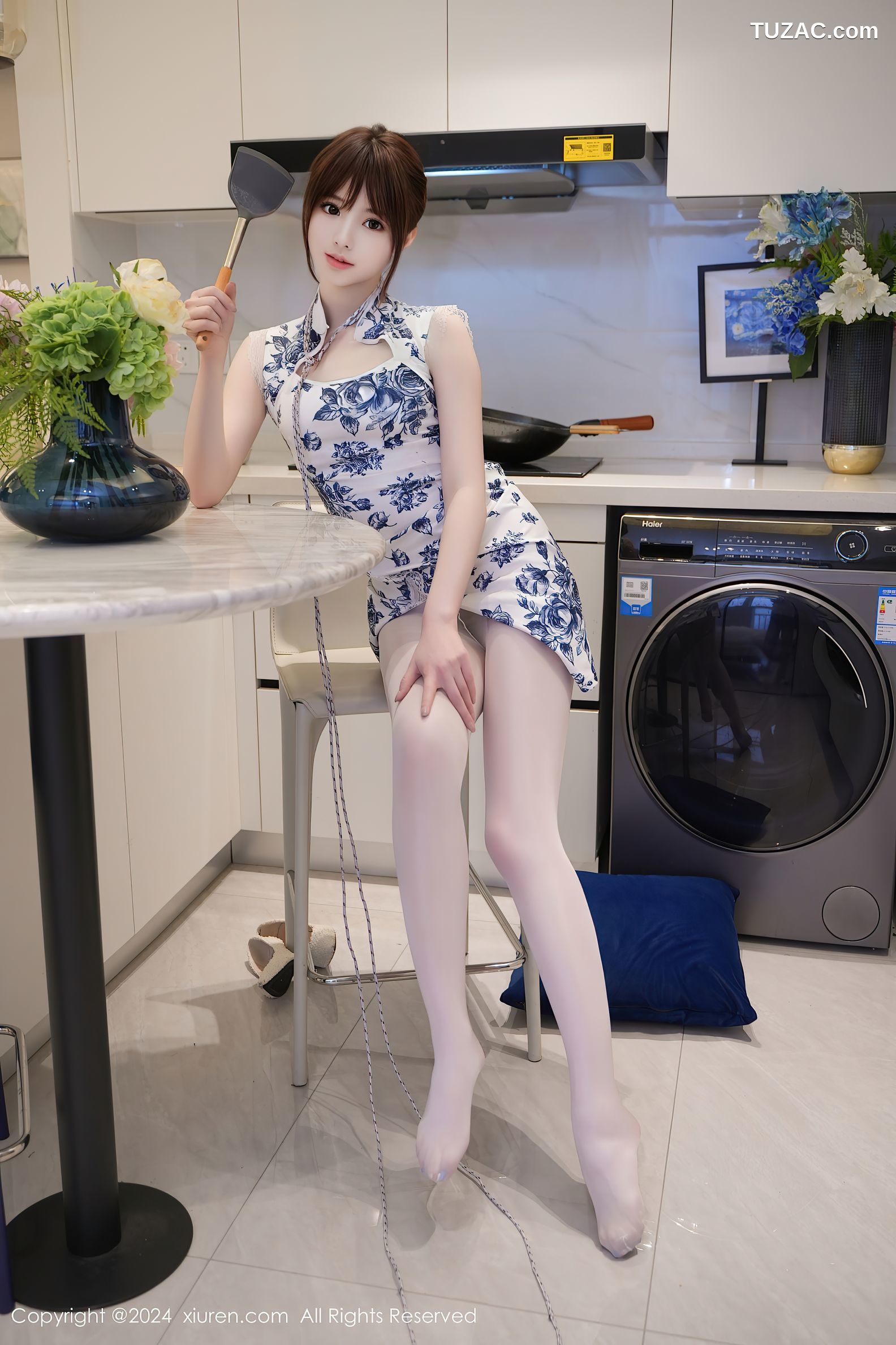 XiuRen秀人网-8255-梦灵儿Mini-白色蓝印花短旗袍肉丝人妻厨房-2024.03.19