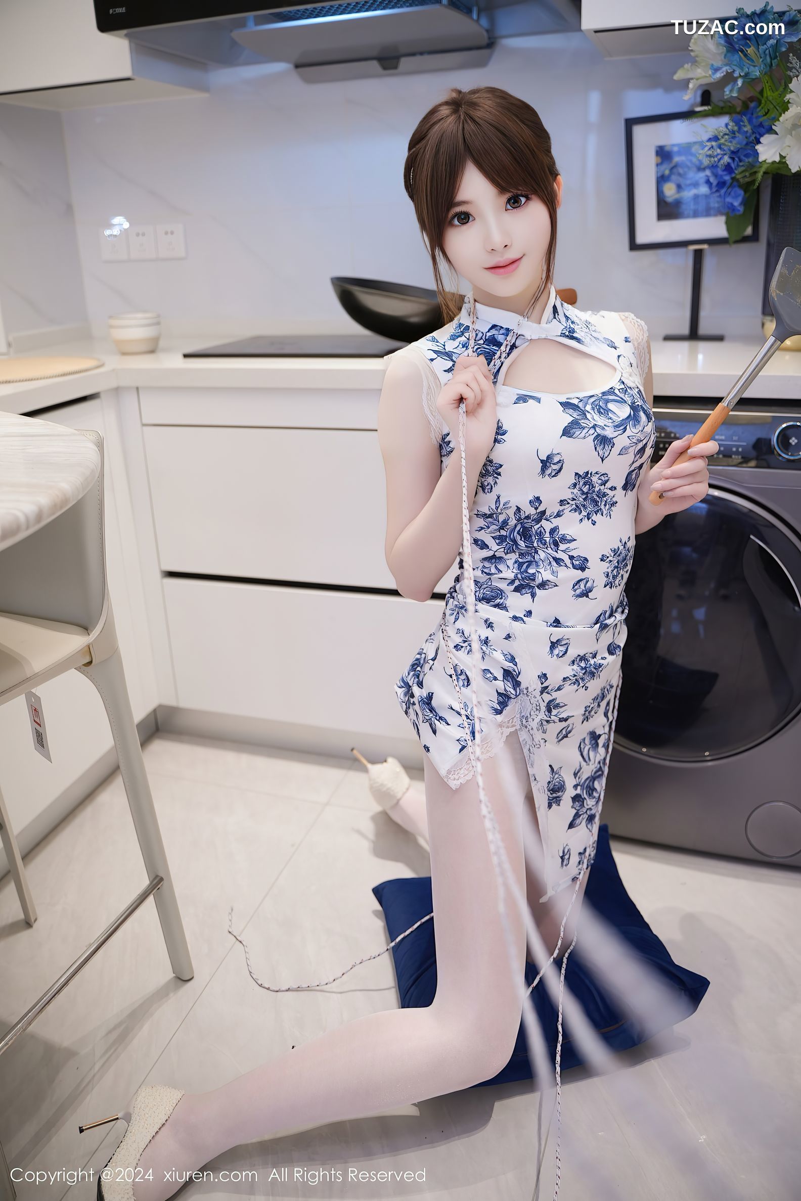 XiuRen秀人网-8255-梦灵儿Mini-白色蓝印花短旗袍肉丝人妻厨房-2024.03.19