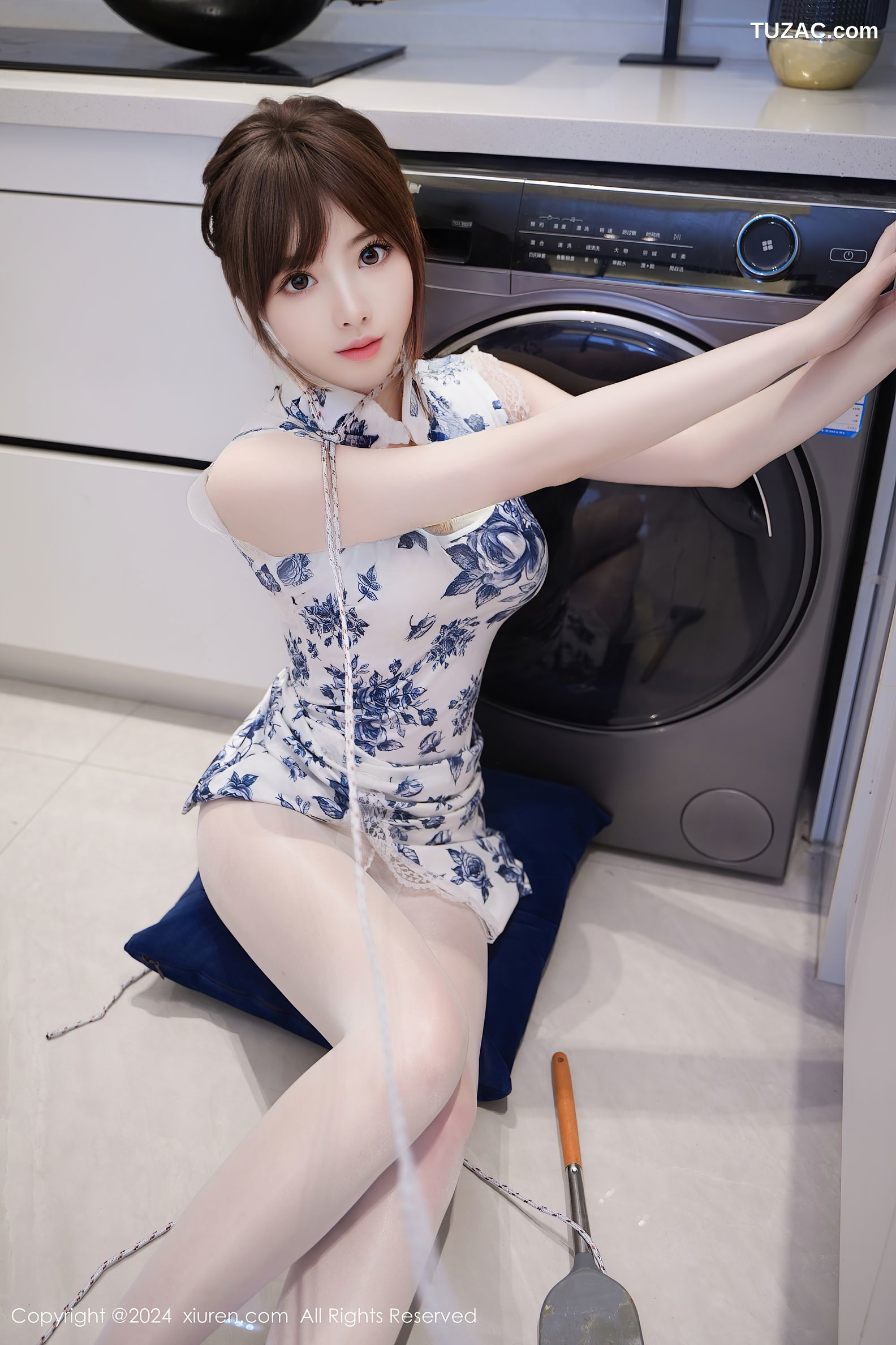XiuRen秀人网-8255-梦灵儿Mini-白色蓝印花短旗袍肉丝人妻厨房-2024.03.19
