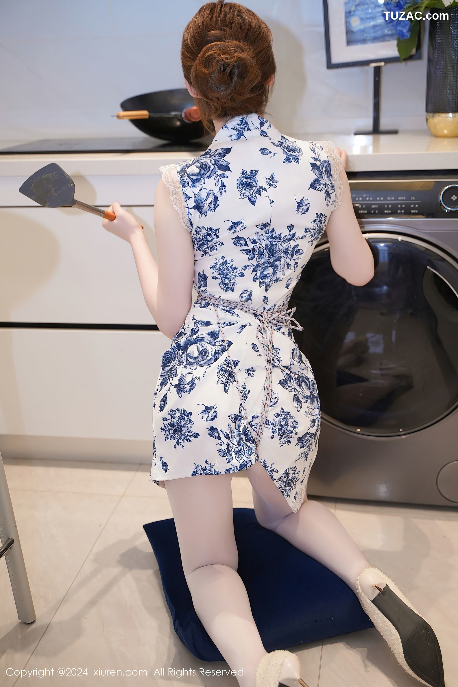 XiuRen秀人网-8255-梦灵儿Mini-白色蓝印花短旗袍肉丝人妻厨房-2024.03.19