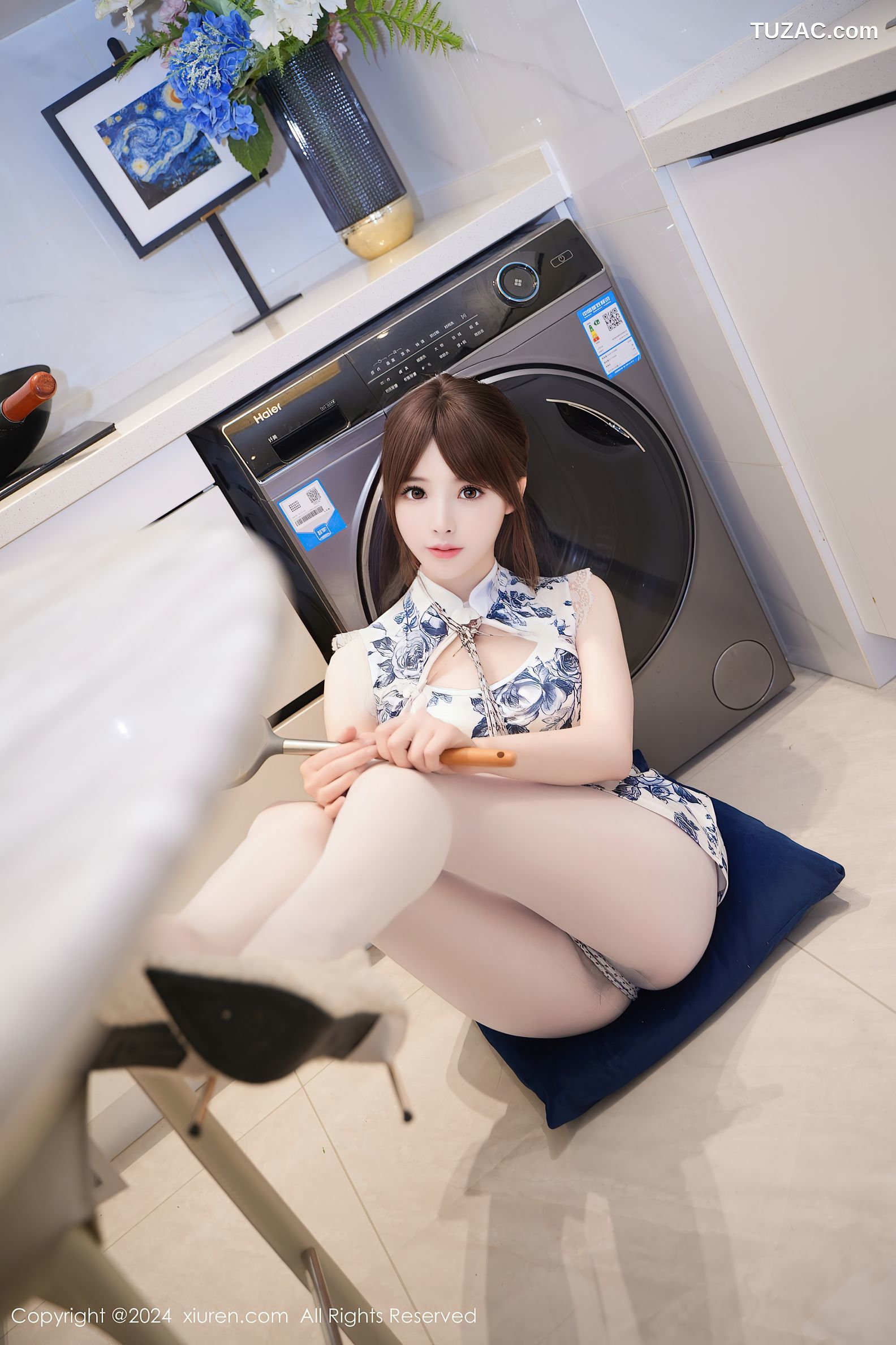 XiuRen秀人网-8255-梦灵儿Mini-白色蓝印花短旗袍肉丝人妻厨房-2024.03.19