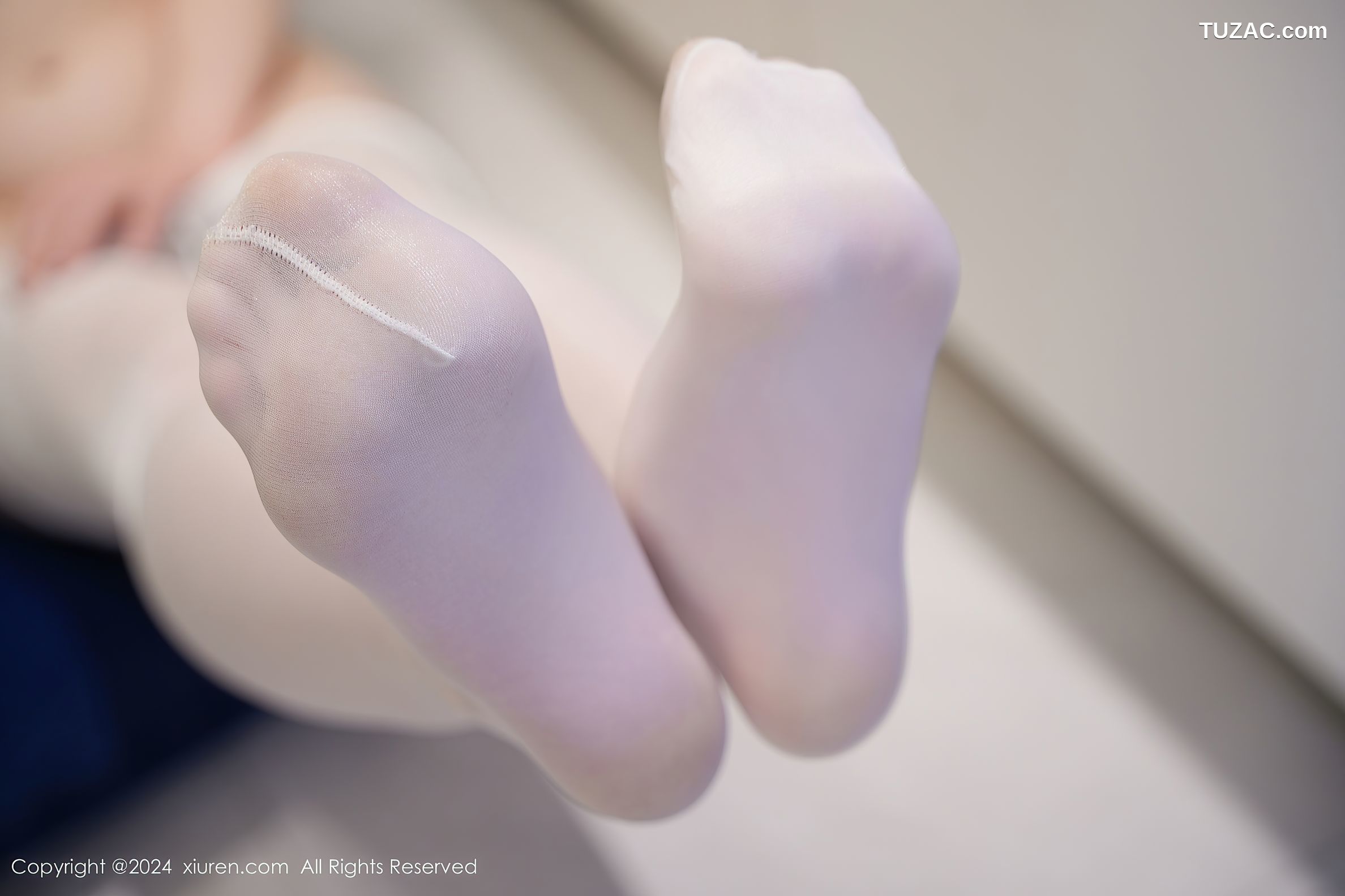 XiuRen秀人网-8255-梦灵儿Mini-白色蓝印花短旗袍肉丝人妻厨房-2024.03.19