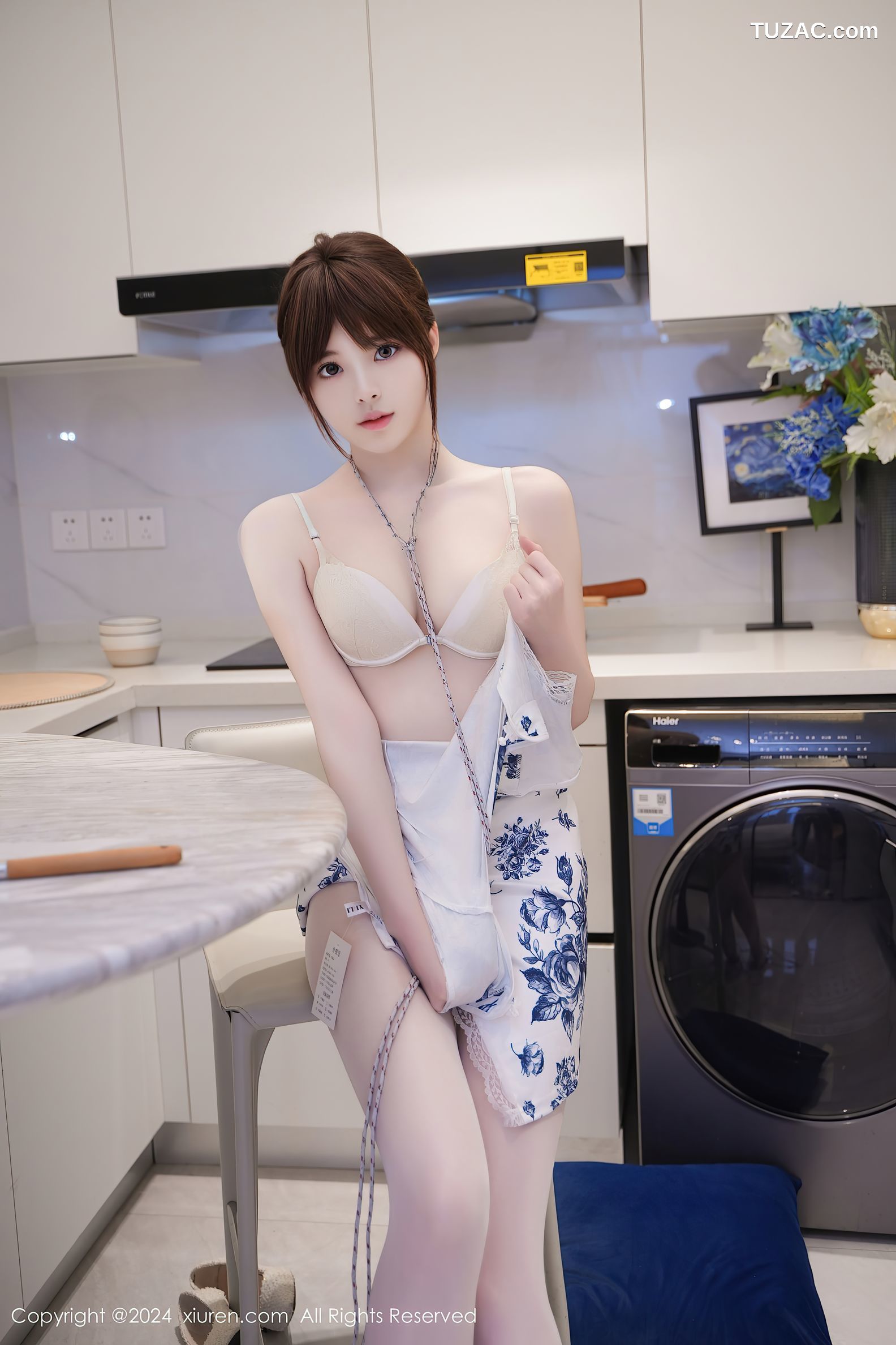 XiuRen秀人网-8255-梦灵儿Mini-白色蓝印花短旗袍肉丝人妻厨房-2024.03.19