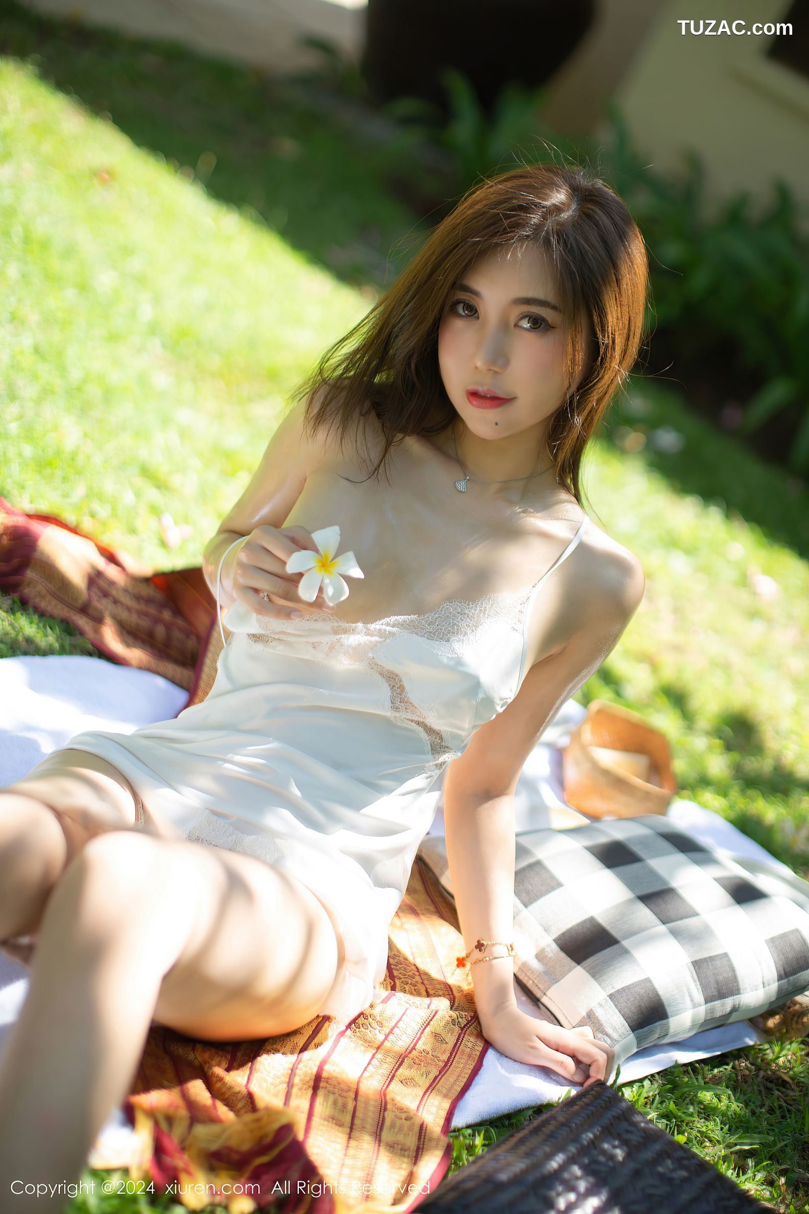 XiuRen秀人网-8256-绮里嘉ula-户外野餐白色吊带裙湿身-2024.03.19