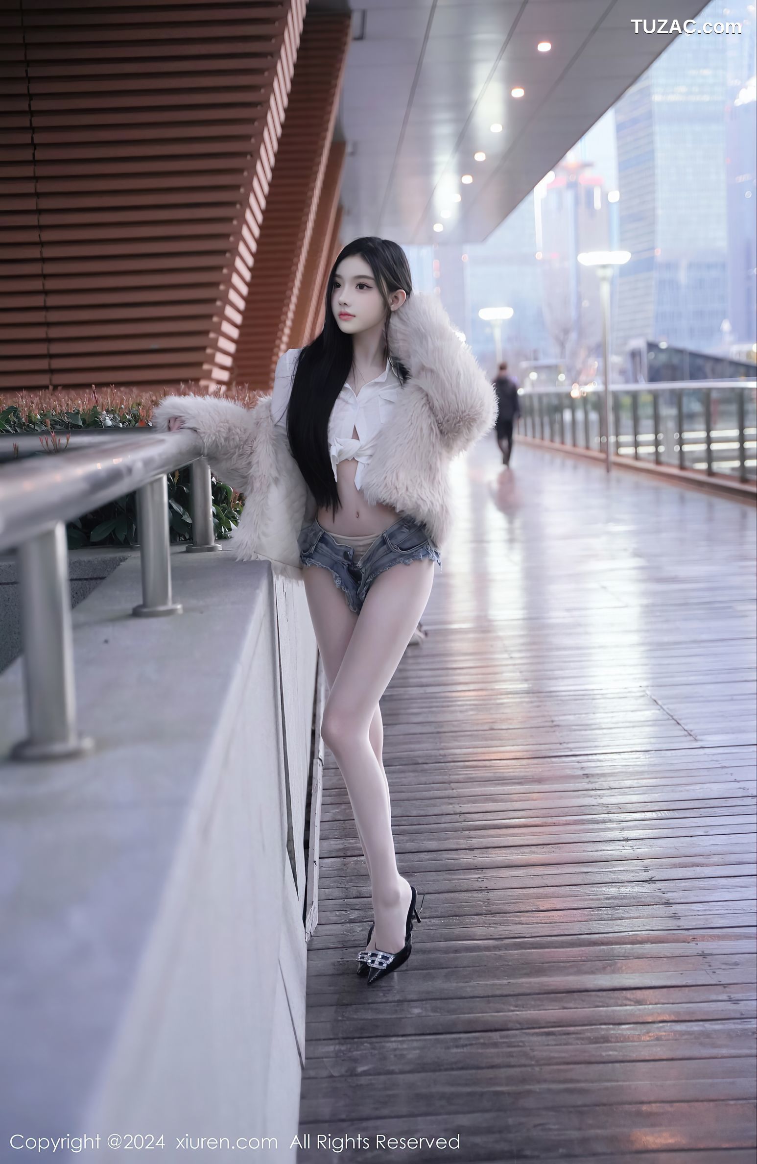 XiuRen秀人网-8261-龙雪儿-白衬衫牛仔热裤肉丝-2024.03.20