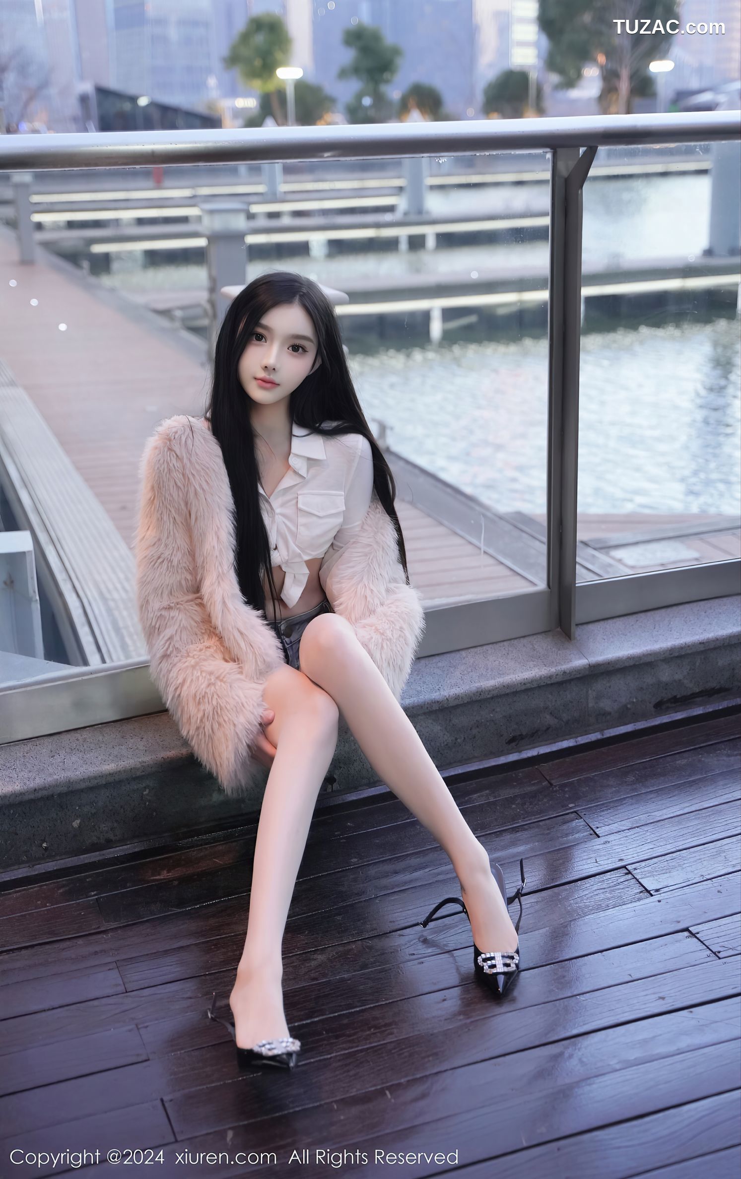 XiuRen秀人网-8261-龙雪儿-白衬衫牛仔热裤肉丝-2024.03.20