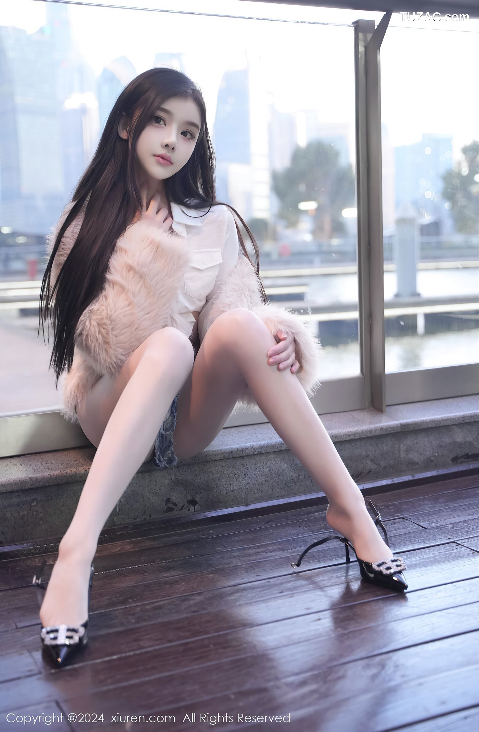 XiuRen秀人网-8261-龙雪儿-白衬衫牛仔热裤肉丝-2024.03.20