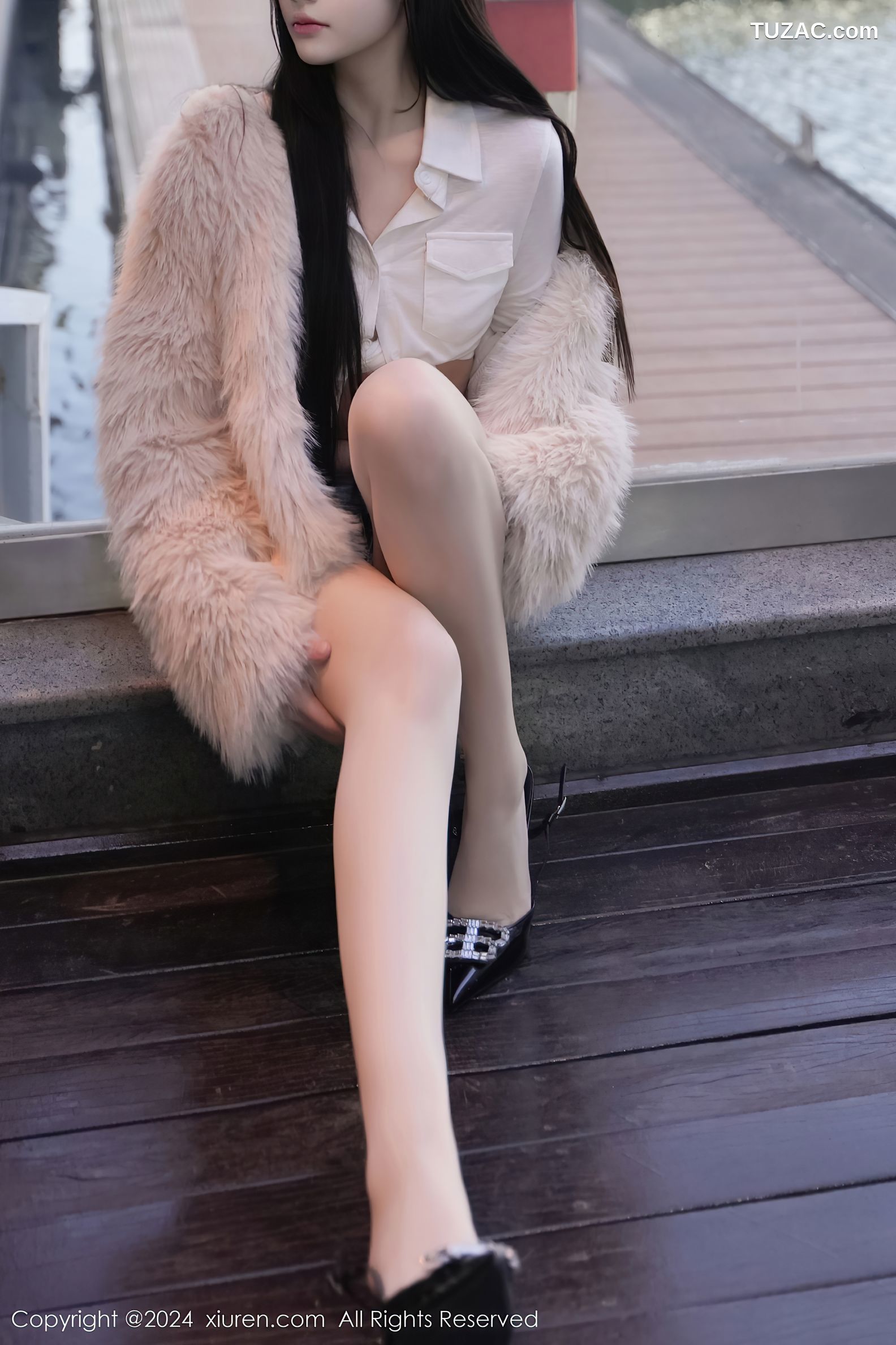 XiuRen秀人网-8261-龙雪儿-白衬衫牛仔热裤肉丝-2024.03.20