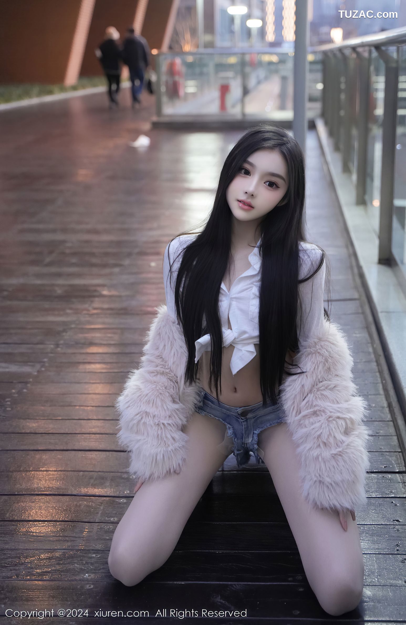 XiuRen秀人网-8261-龙雪儿-白衬衫牛仔热裤肉丝-2024.03.20