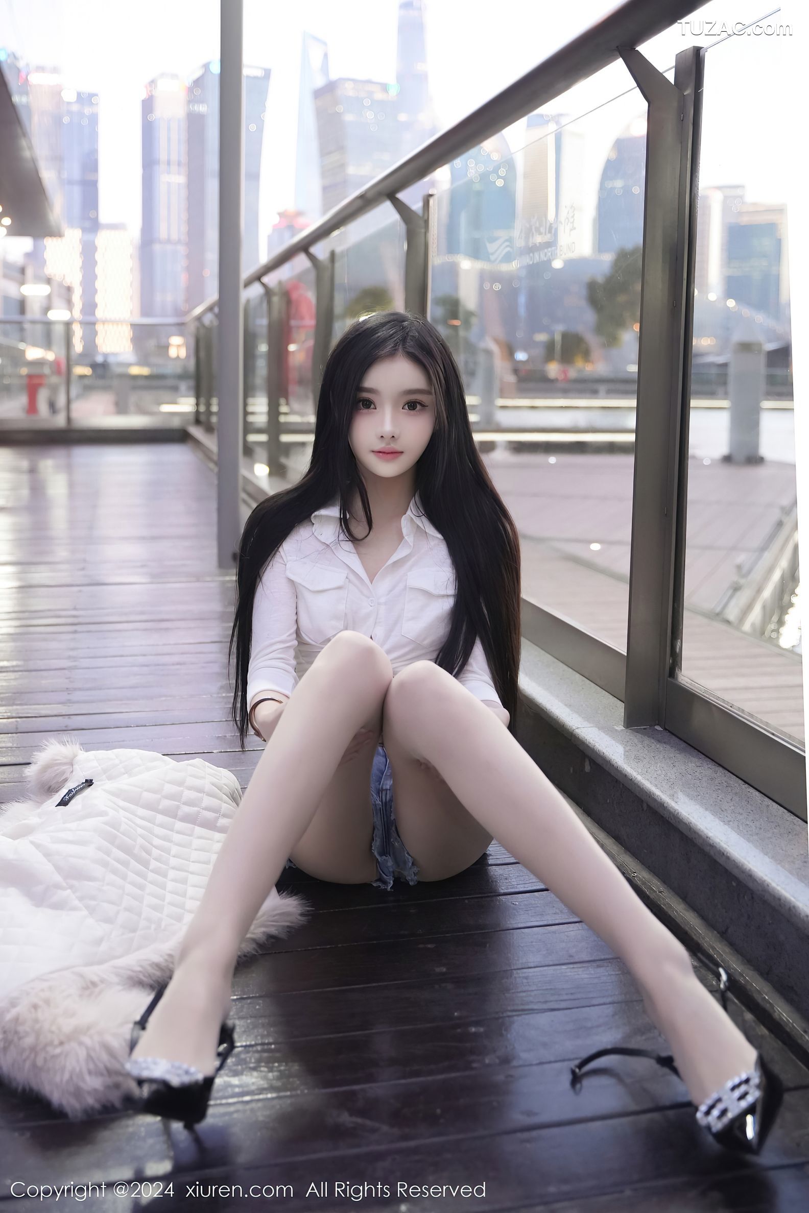 XiuRen秀人网-8261-龙雪儿-白衬衫牛仔热裤肉丝-2024.03.20