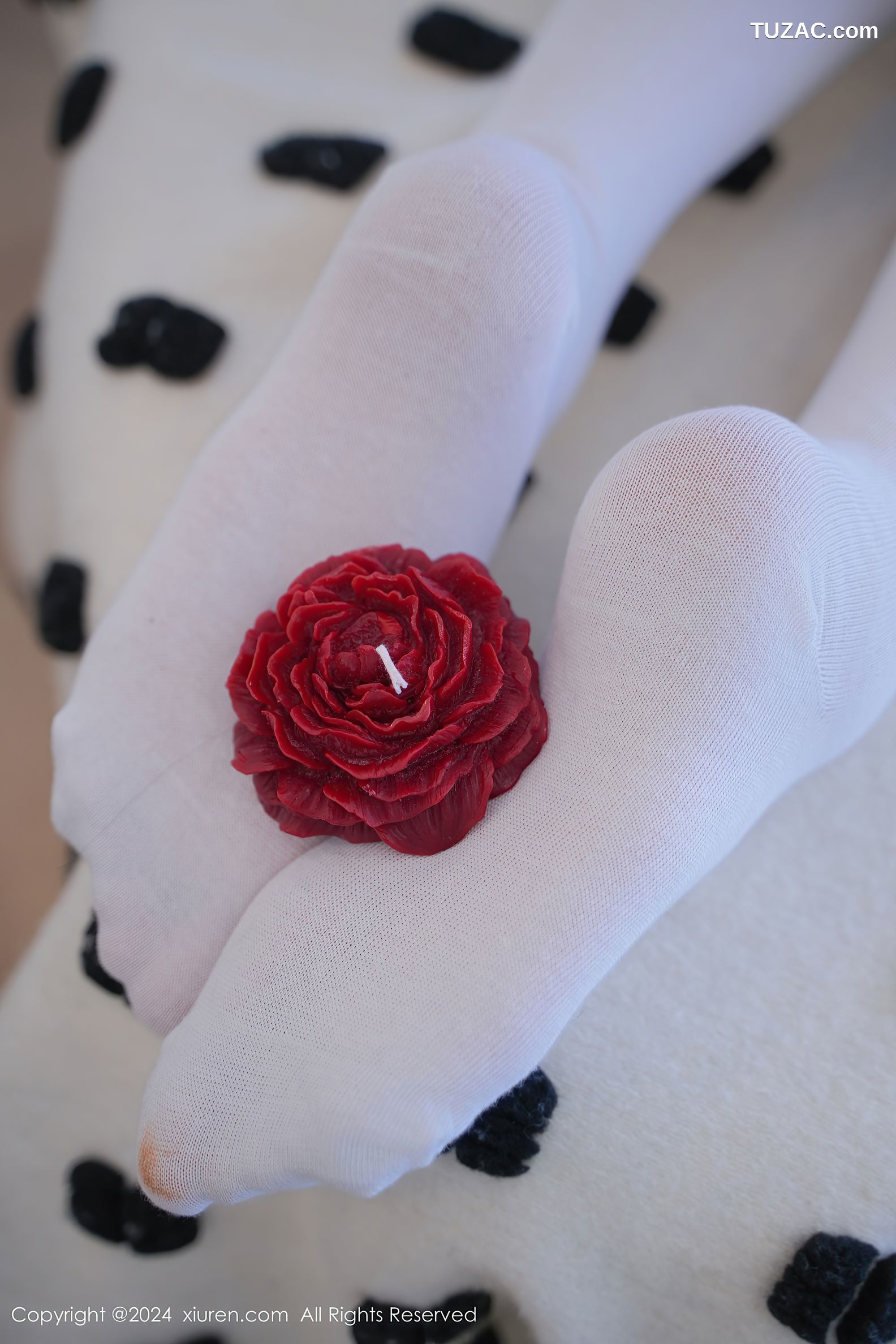 XiuRen秀人网-8268-晚苏susu-蓝边白T白色长筒袜滴蜡-2024.03.21