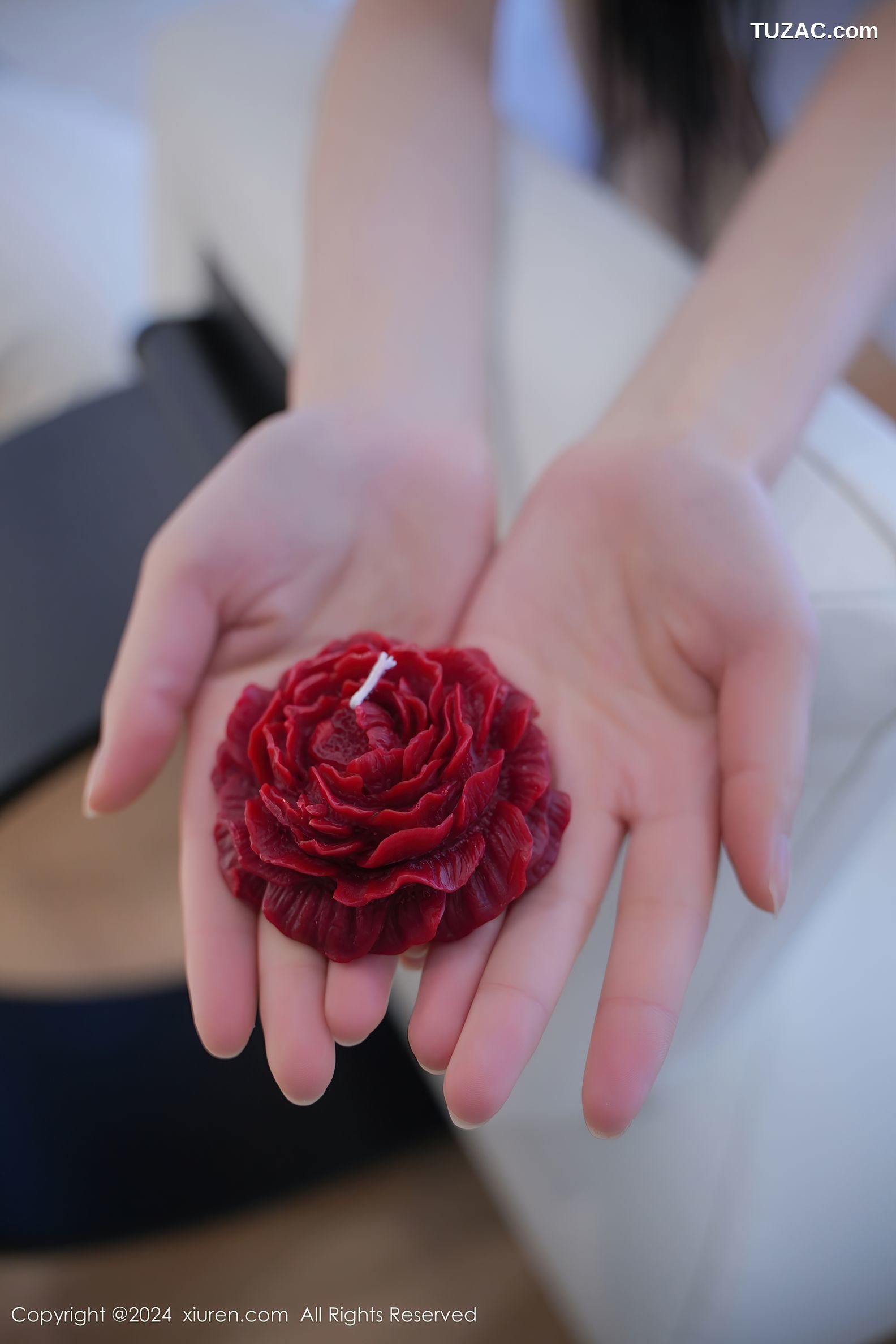 XiuRen秀人网-8268-晚苏susu-蓝边白T白色长筒袜滴蜡-2024.03.21