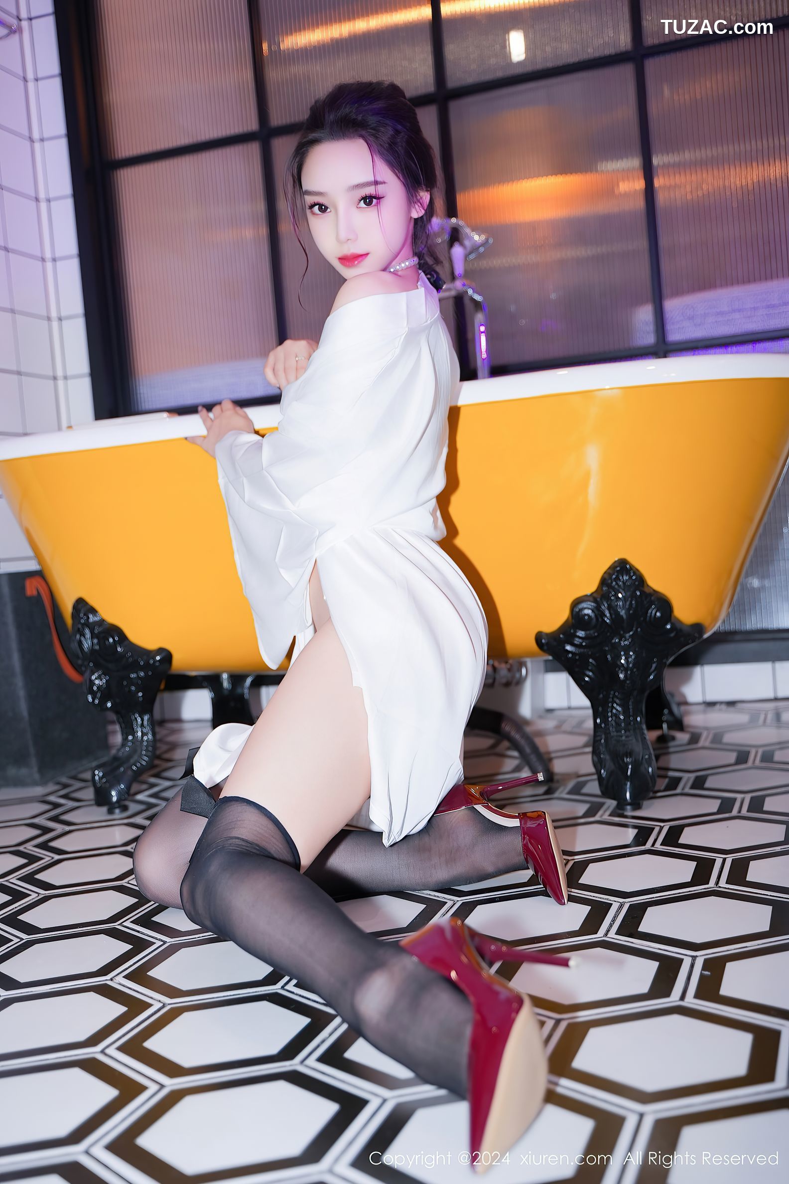 XiuRen秀人网-8283-苏曼兮-浴室场景白色浴袍黑丝湿身-2024.03.25