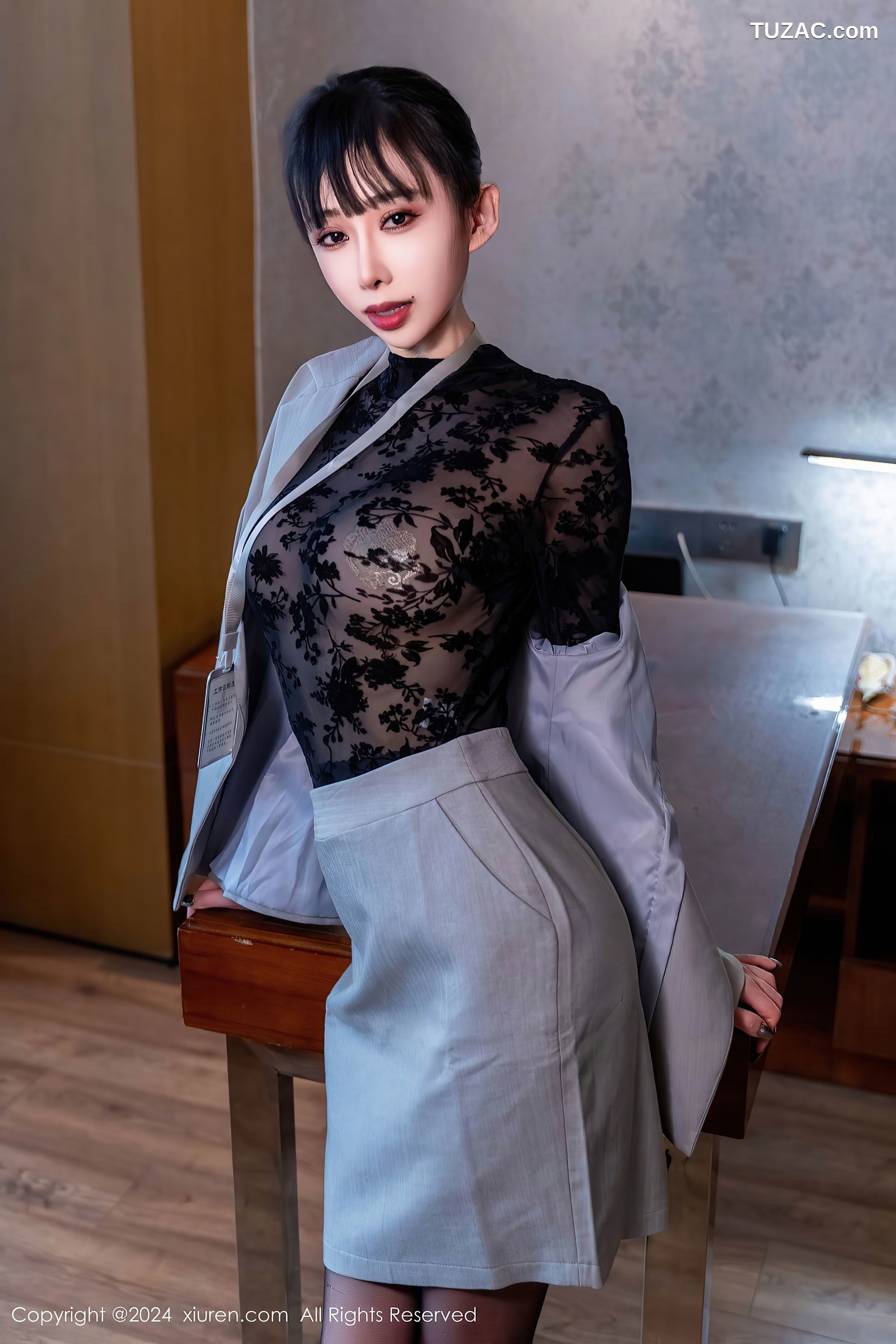 XiuRen秀人网-8290-宝宝甜-灰色OL裙装黑丝黑蕾丝情趣内衣爆乳2024.03.26